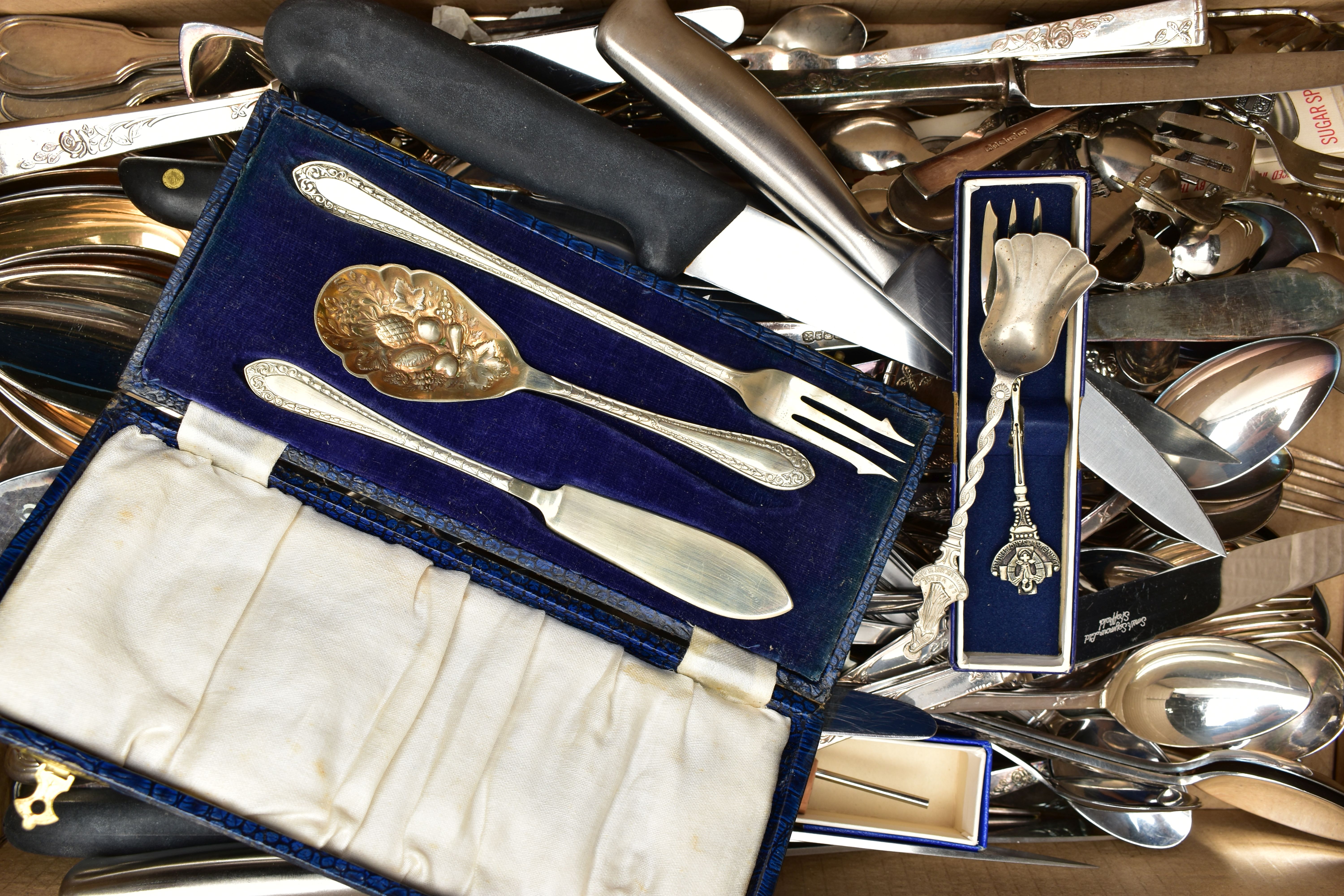 A LARGE ASSORTMENT OF FLATWARE, to include kitchen knives, a large selection of souvenir