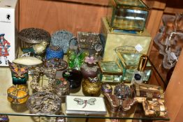 A GROUP OF TRINKET BOXES, PERFUME BOTTLES AND OTHER DECORATIVE ITEMS, to include a boxed set of