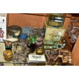 A GROUP OF TRINKET BOXES, PERFUME BOTTLES AND OTHER DECORATIVE ITEMS, to include a boxed set of