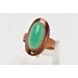 A YELLOW METAL MID 20TH CENTURY 1970s DYED CHALCEDONY RING, set with an oval dyed green