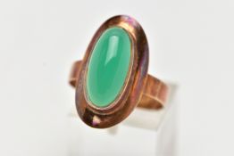 A YELLOW METAL MID 20TH CENTURY 1970s DYED CHALCEDONY RING, set with an oval dyed green