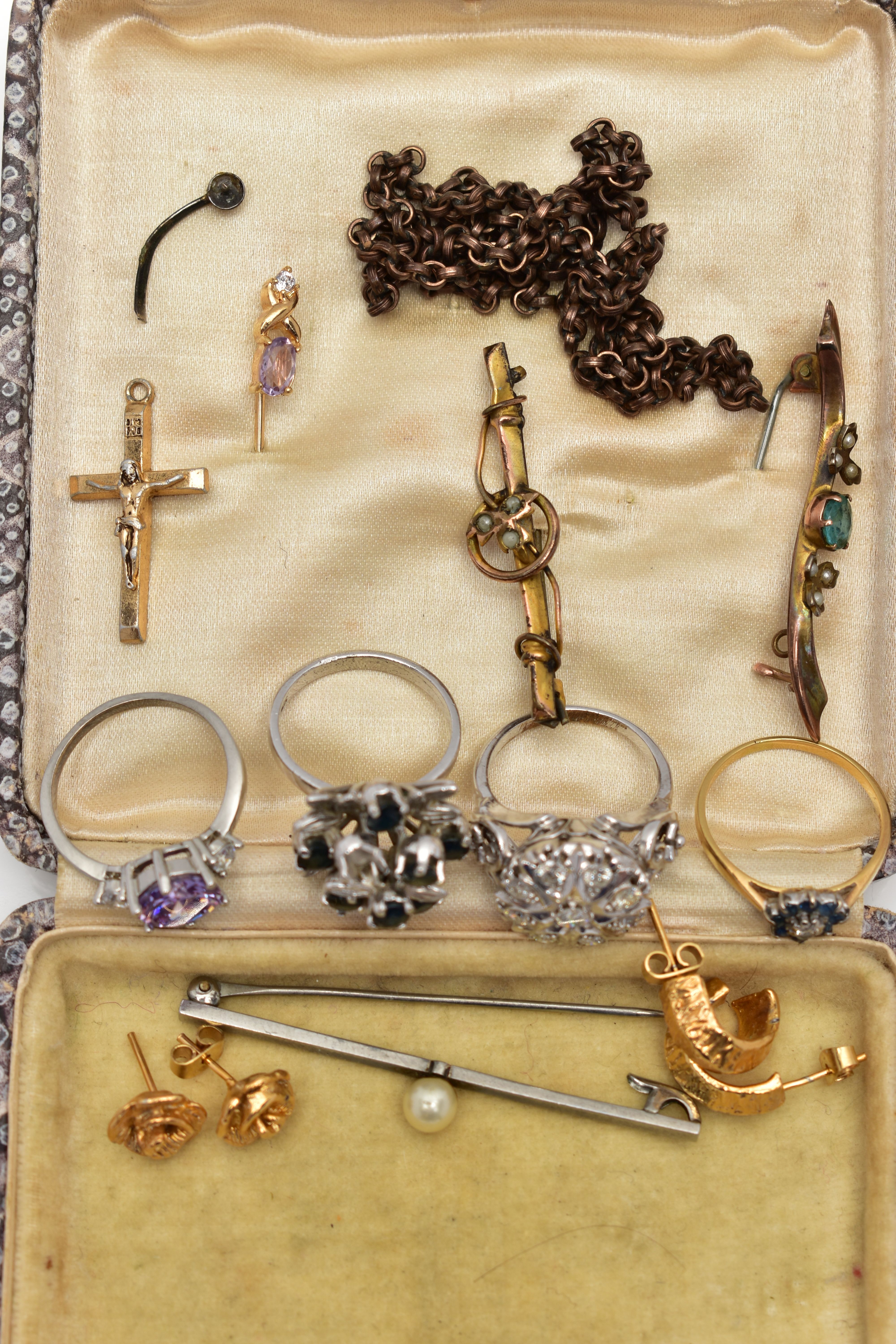 A SMALL BOX OF ASSORTED YELLOW AND WHITE METAL JEWELLERY, to include a yellow metal cluster ring set - Image 2 of 4