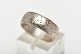 A WHITE METAL WIDE BAND RING, featuring a worn floral engraving, approximate width 6.1mm, stamped