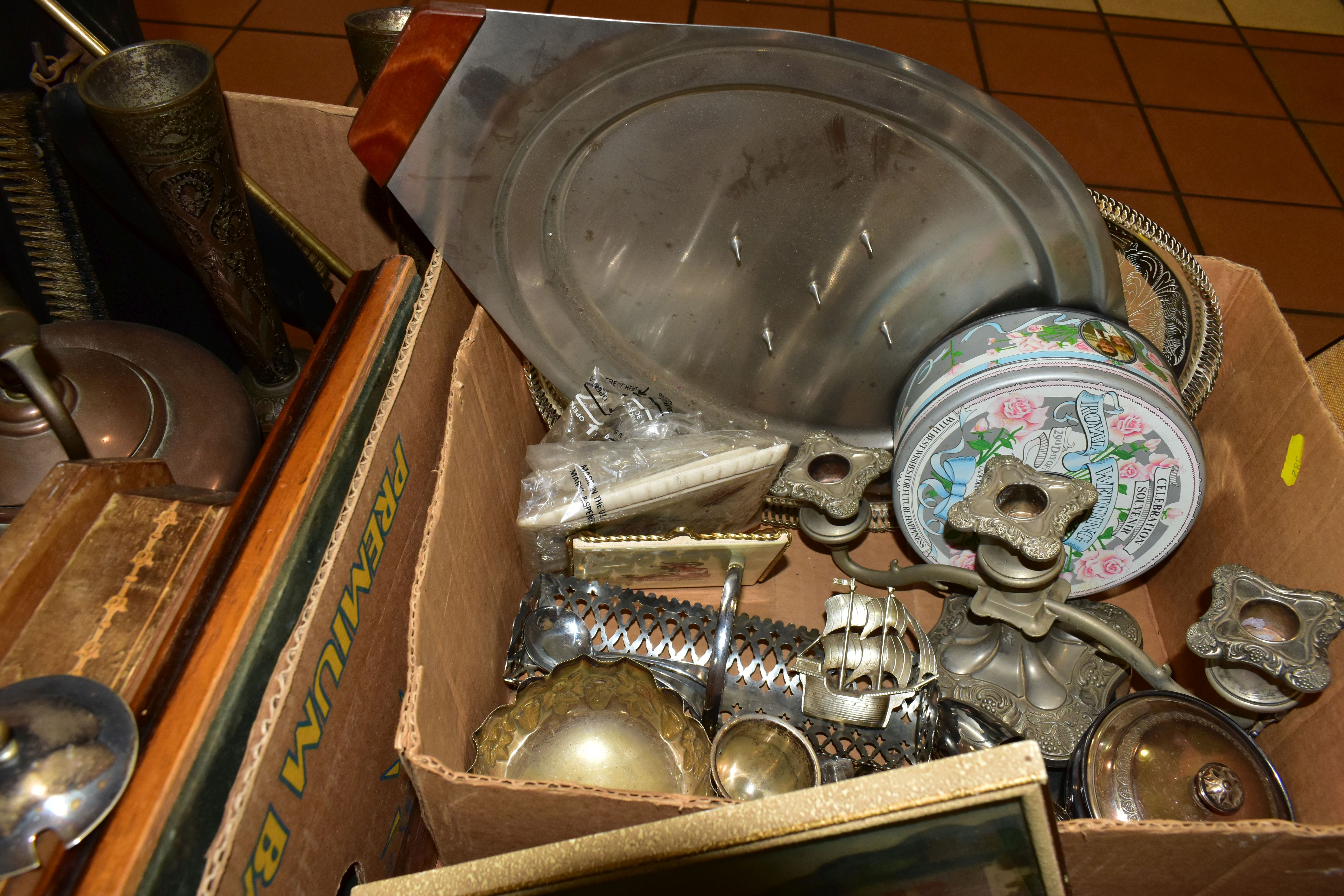SIX BOXES OF VINTAGE ELECTRICAL ITEMS AND METALWARES, to include a boxed Smith Cordon DLX400 word - Image 7 of 11