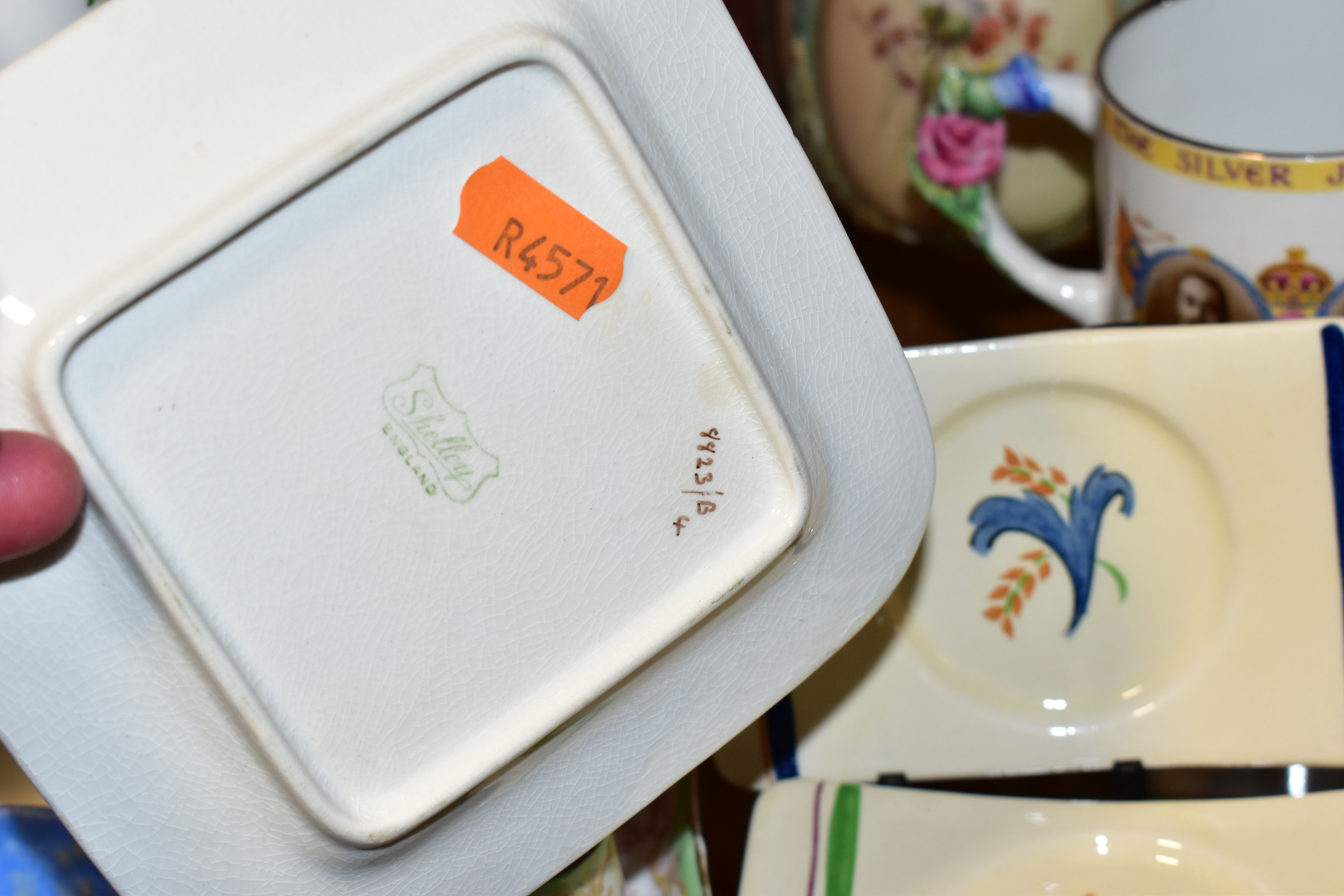 A GROUP OF ASSORTED CERAMICS, comprising an Art Deco inspired Shelley lidded butter dish (crazed, - Image 8 of 8