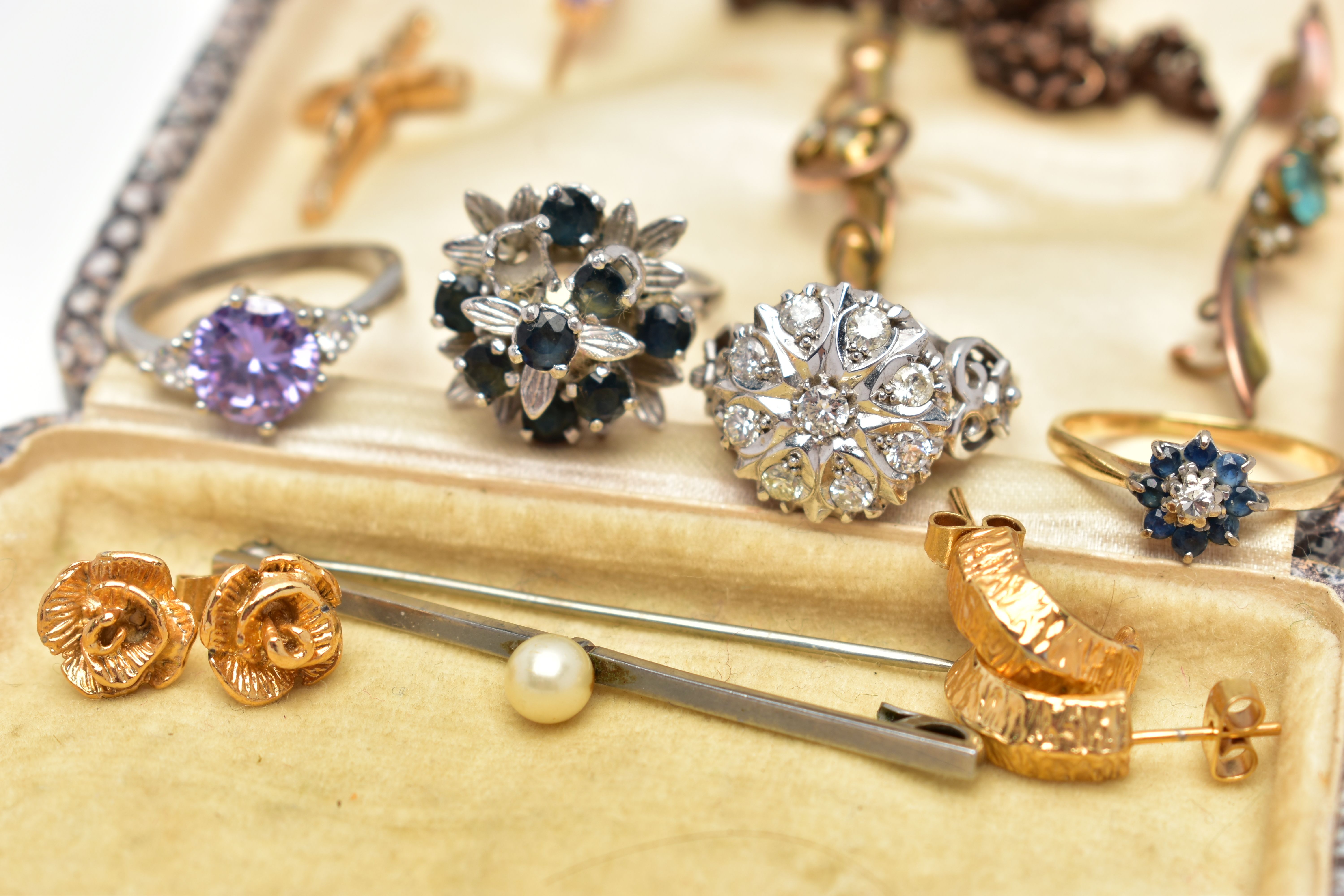 A SMALL BOX OF ASSORTED YELLOW AND WHITE METAL JEWELLERY, to include a yellow metal cluster ring set - Image 3 of 4