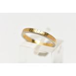 A 22CT GOLD AND PLATINUM BAND RING, worn engraved floral pattern, hallmarked 22ct London and Plat,