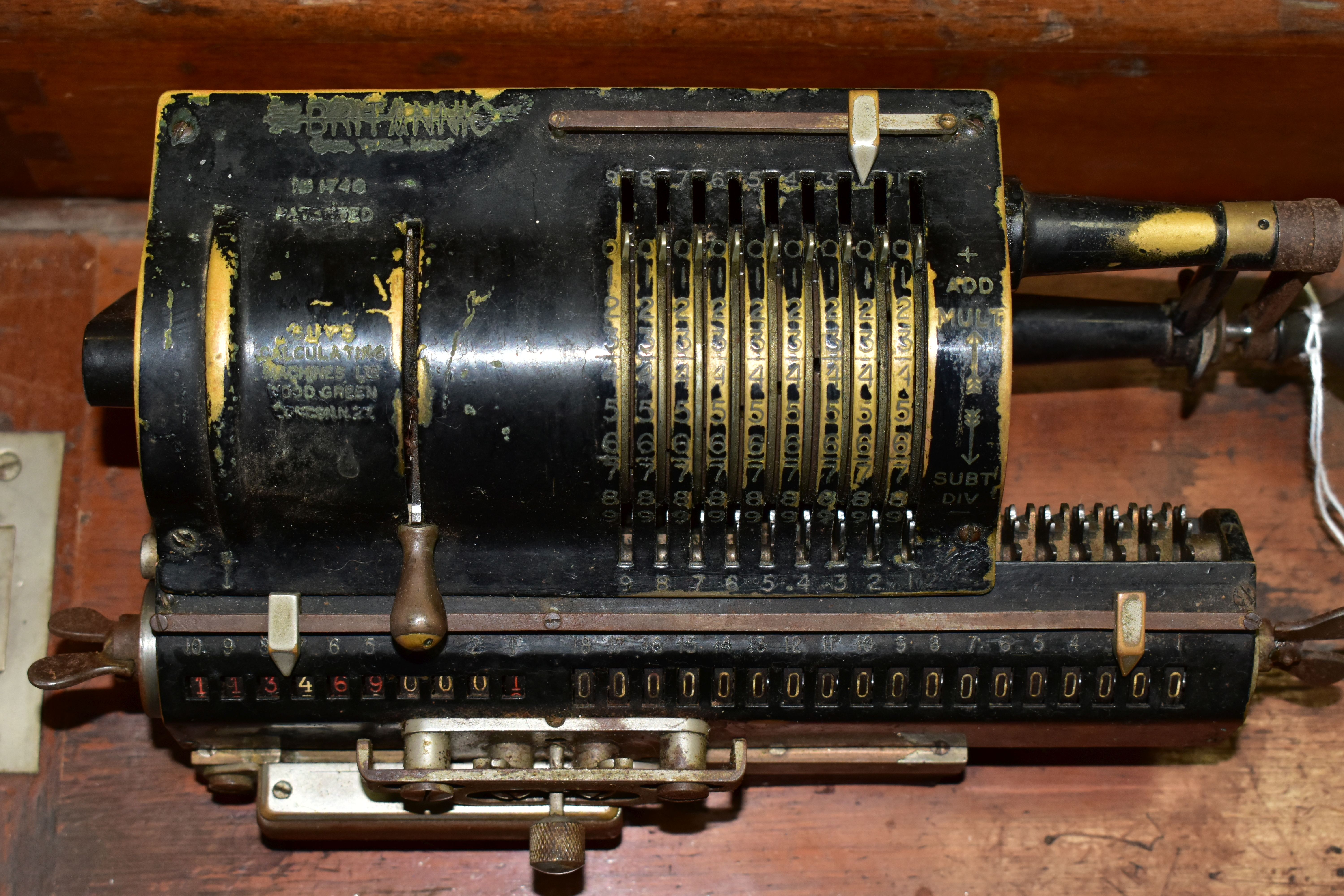 A GUYS BRITANNIC CALCULATING MACHINE, with wooden cover - Image 2 of 5