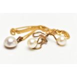 A YELLOW METAL CULTURED PEARL PENDANT, CHAIN AND EARRINGS, the pendant set with a Mabe pearl