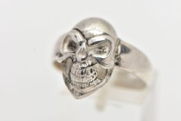 A WHITE METAL SKULL RING, polished skull to the band, stamped 925, ring size U, approximate gross