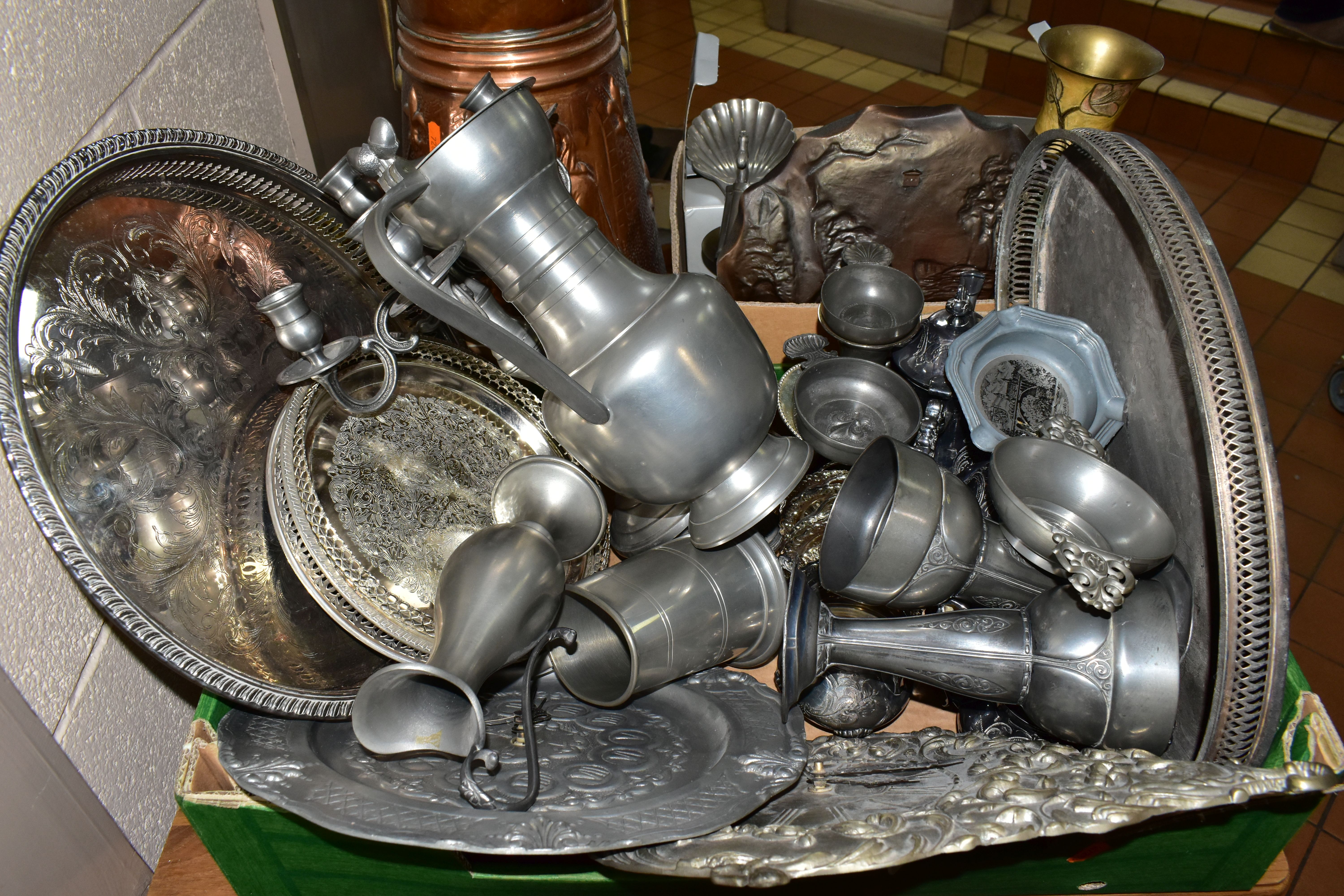 TWO BOXES OF METALWARE, to include a Seba silver plated scallop form dish, two boxed pewter - Image 2 of 5