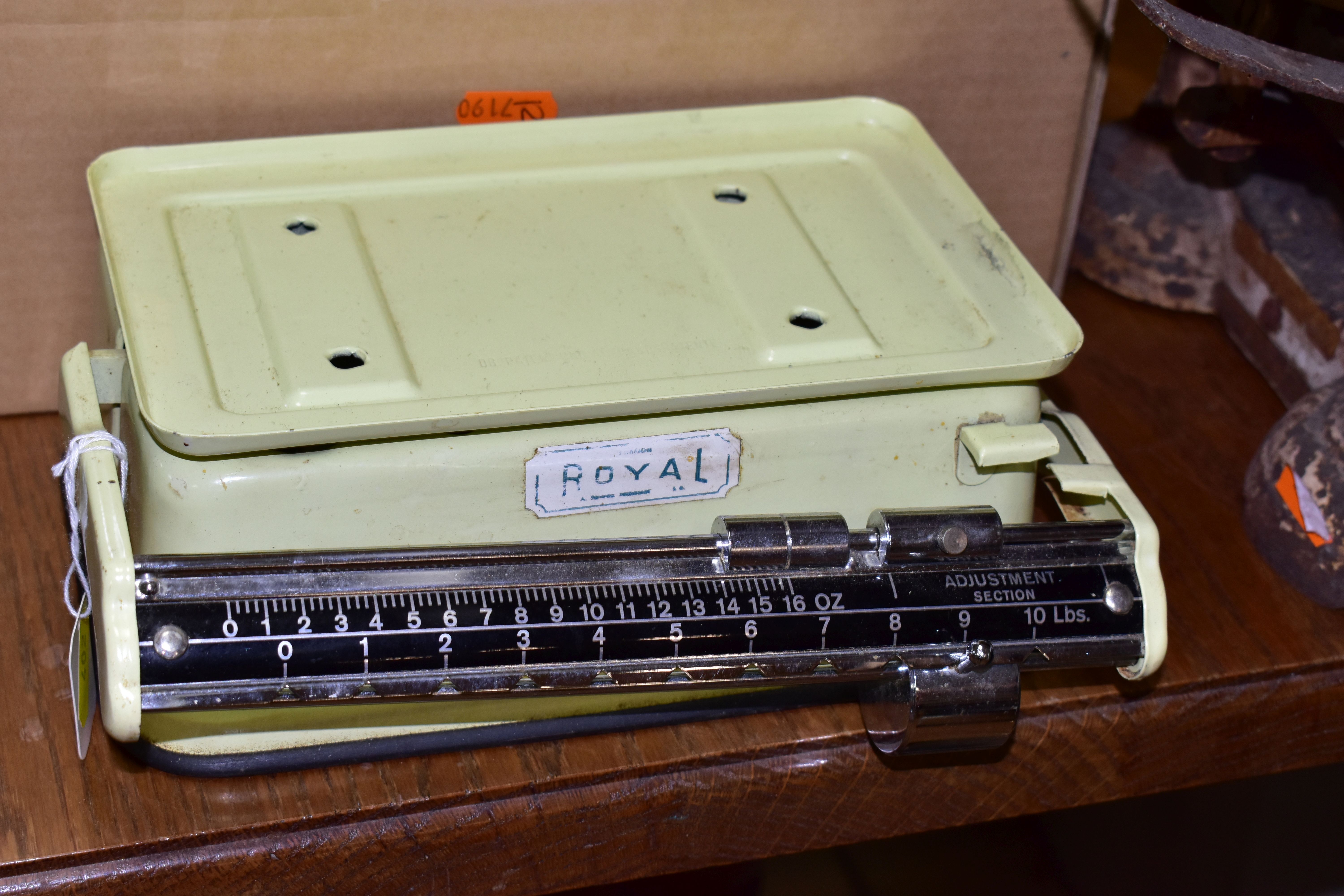 A BOX AND LOOSE SCALES, TECHNICAL DRAWING AND MATHEMATICAL APPARATUS, to include a set of Avery shop - Image 7 of 10