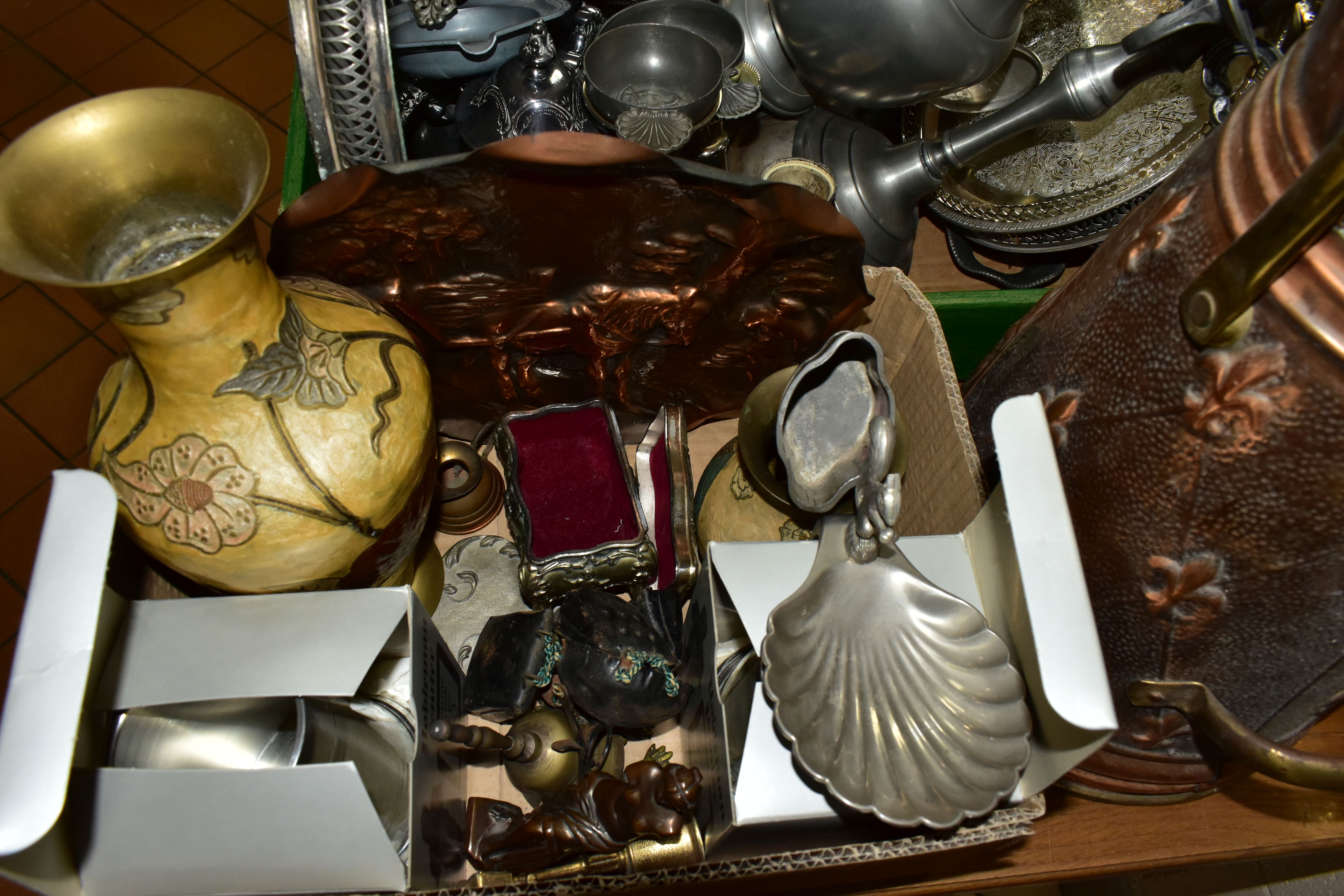 TWO BOXES OF METALWARE, to include a Seba silver plated scallop form dish, two boxed pewter - Image 3 of 5