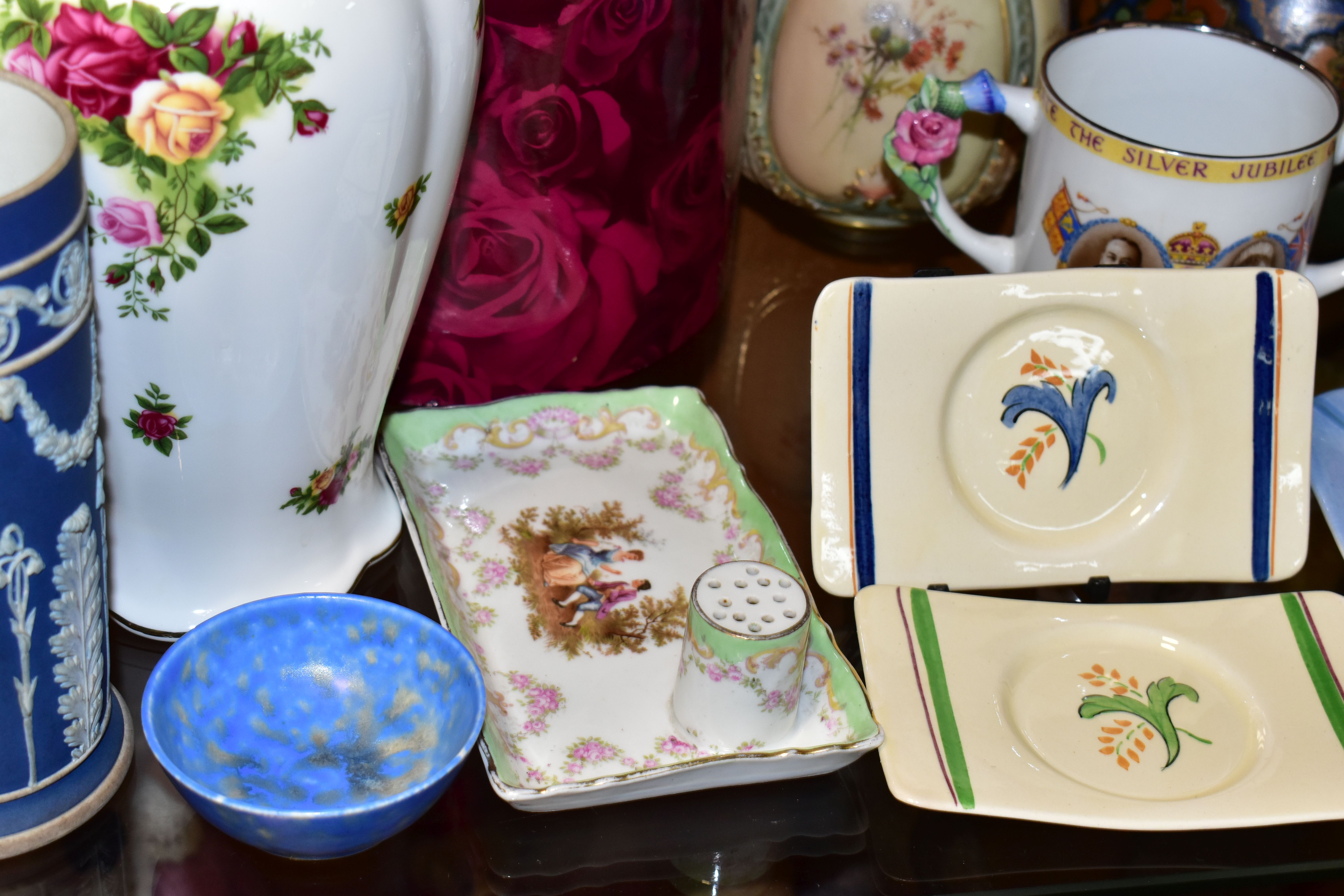 A GROUP OF ASSORTED CERAMICS, comprising an Art Deco inspired Shelley lidded butter dish (crazed, - Image 3 of 8