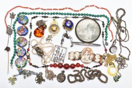 A BAG OF ASSORTED JEWELLERY, to include a white metal faceted colourless paste set brooch, fitted