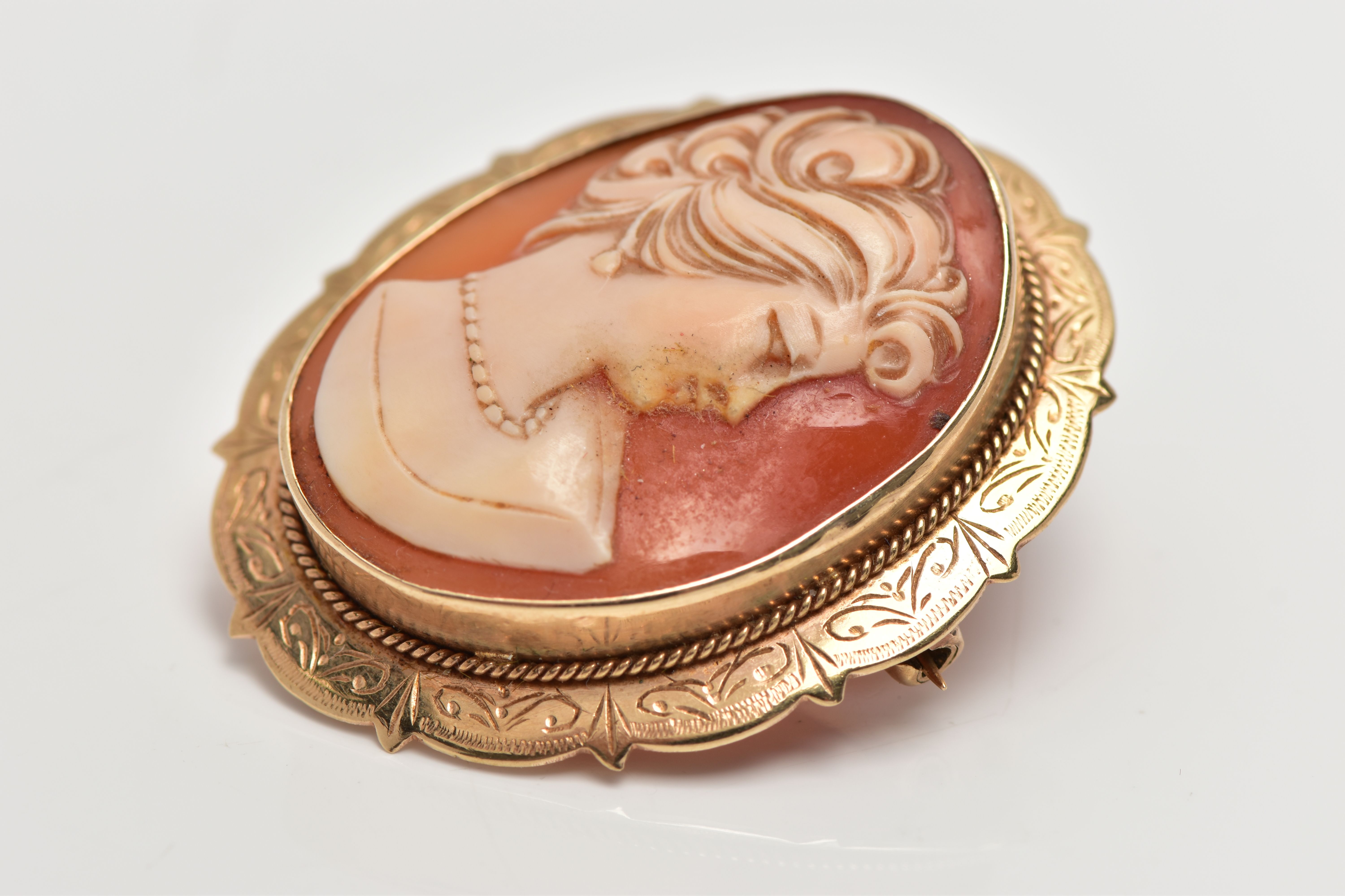 A 9CT GOLD SHELL CAMEO BROOCH/PENDANT, of an oval form depicting a lady in profile, collet set - Image 3 of 3