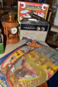 A BOXED MAR TOYS JACK POT BAGATELLE GAME, A BOXED CONSTRUCTION SET AND A TRANSISTOR RADIO, the