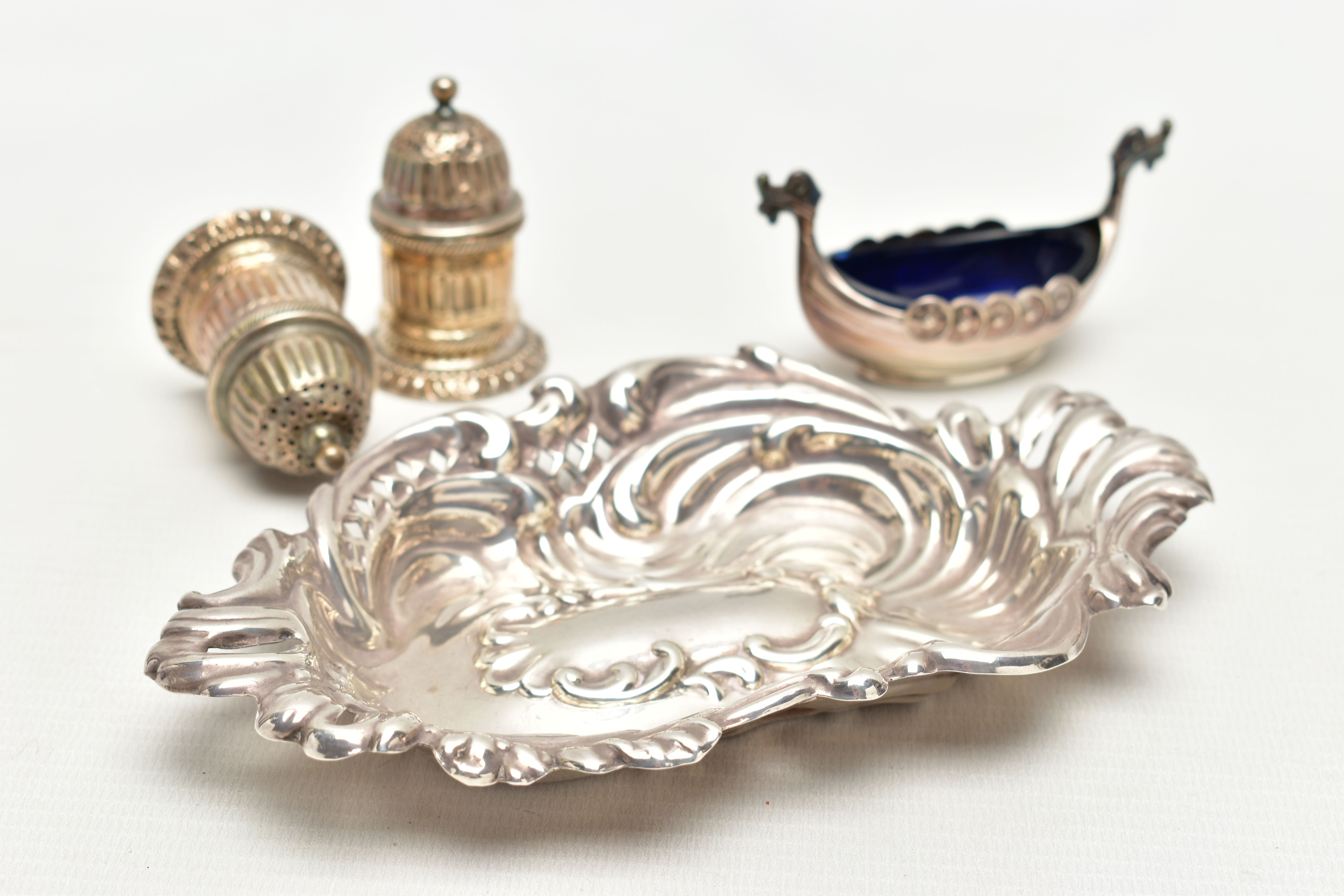 AN ASSORTMENT OF SILVER AND WHITE METAL ITEMS, to include a pair of Britania silver pepperettes, - Image 5 of 5