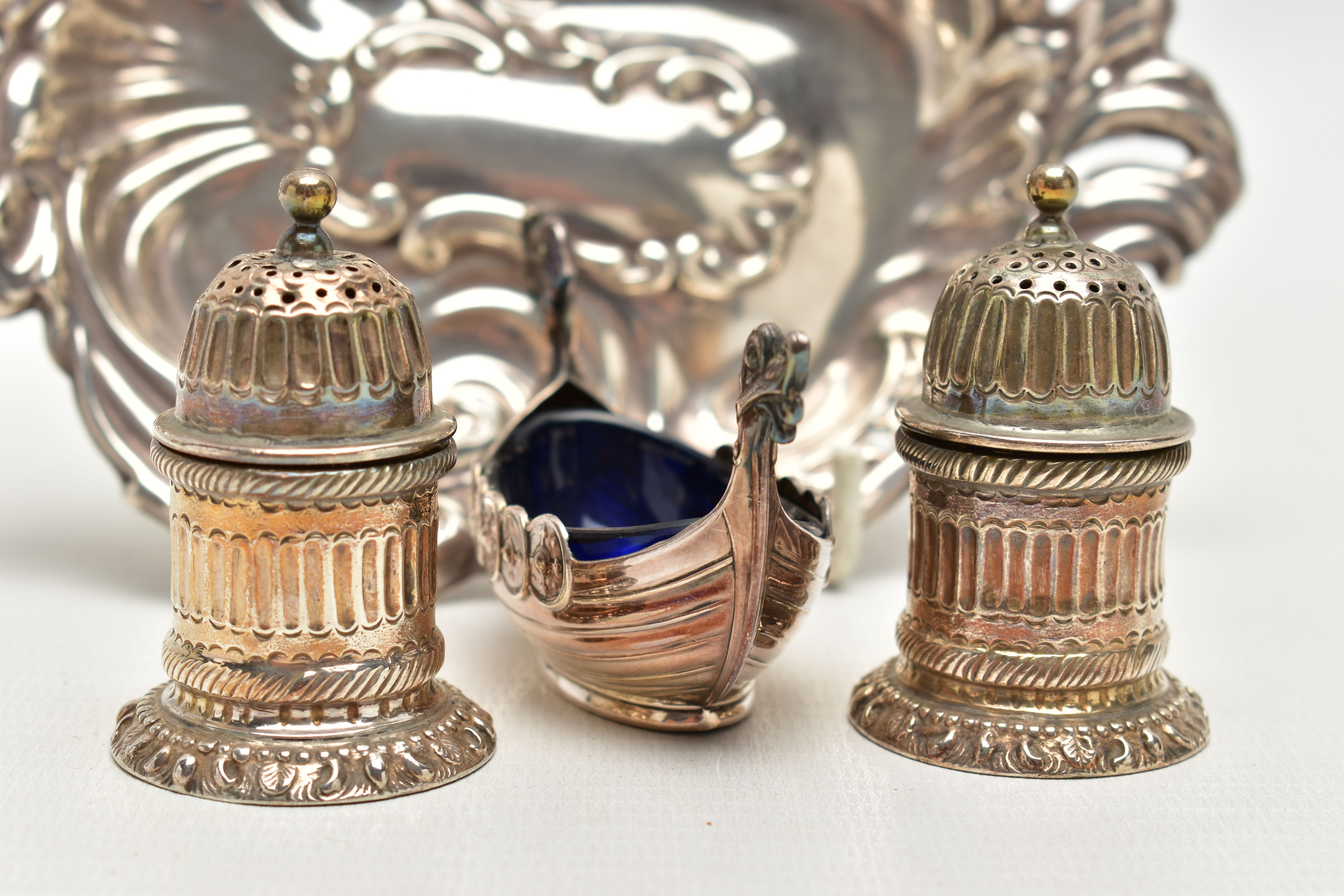 AN ASSORTMENT OF SILVER AND WHITE METAL ITEMS, to include a pair of Britania silver pepperettes, - Image 2 of 5