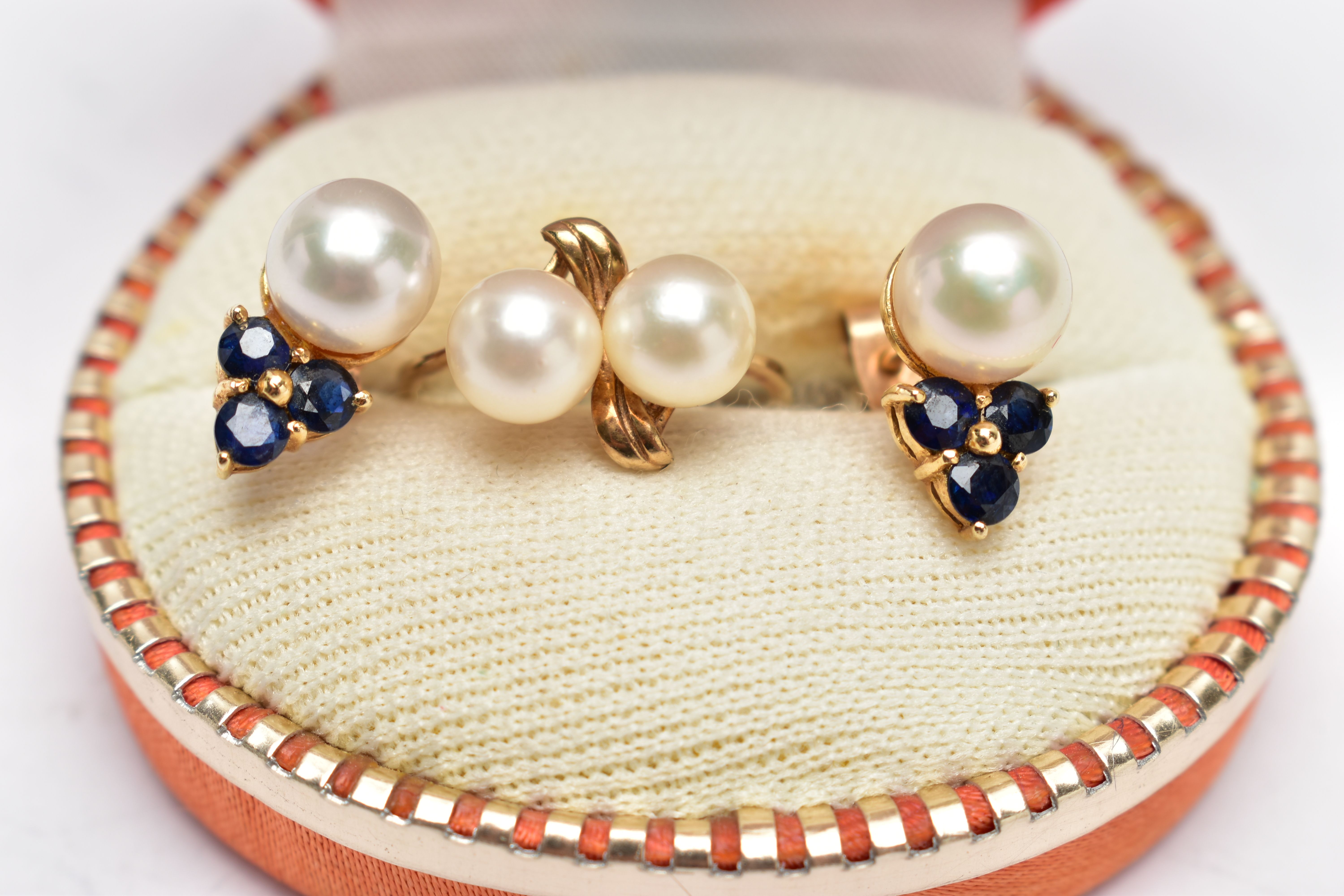 A 9CT GOLD PEARL RING AND PEARL EARRINGS, two cultured pearls set upon a thin yellow gold band,
