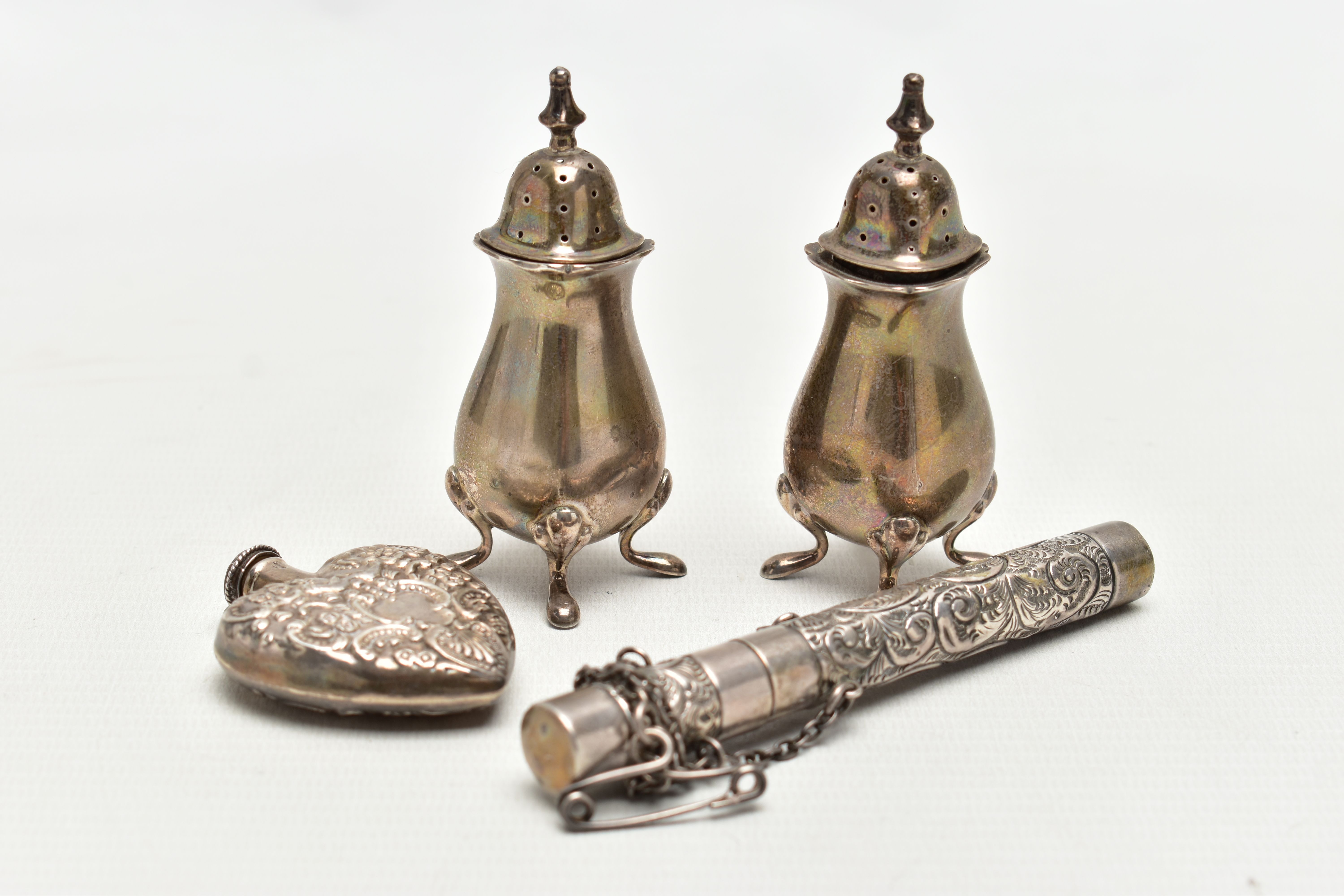 AN EARLY 20TH CENTURY SILVER CHATALIANE THERMOMETER CASE AND OTHER ITEMS, decorated with a scrolling - Image 3 of 4