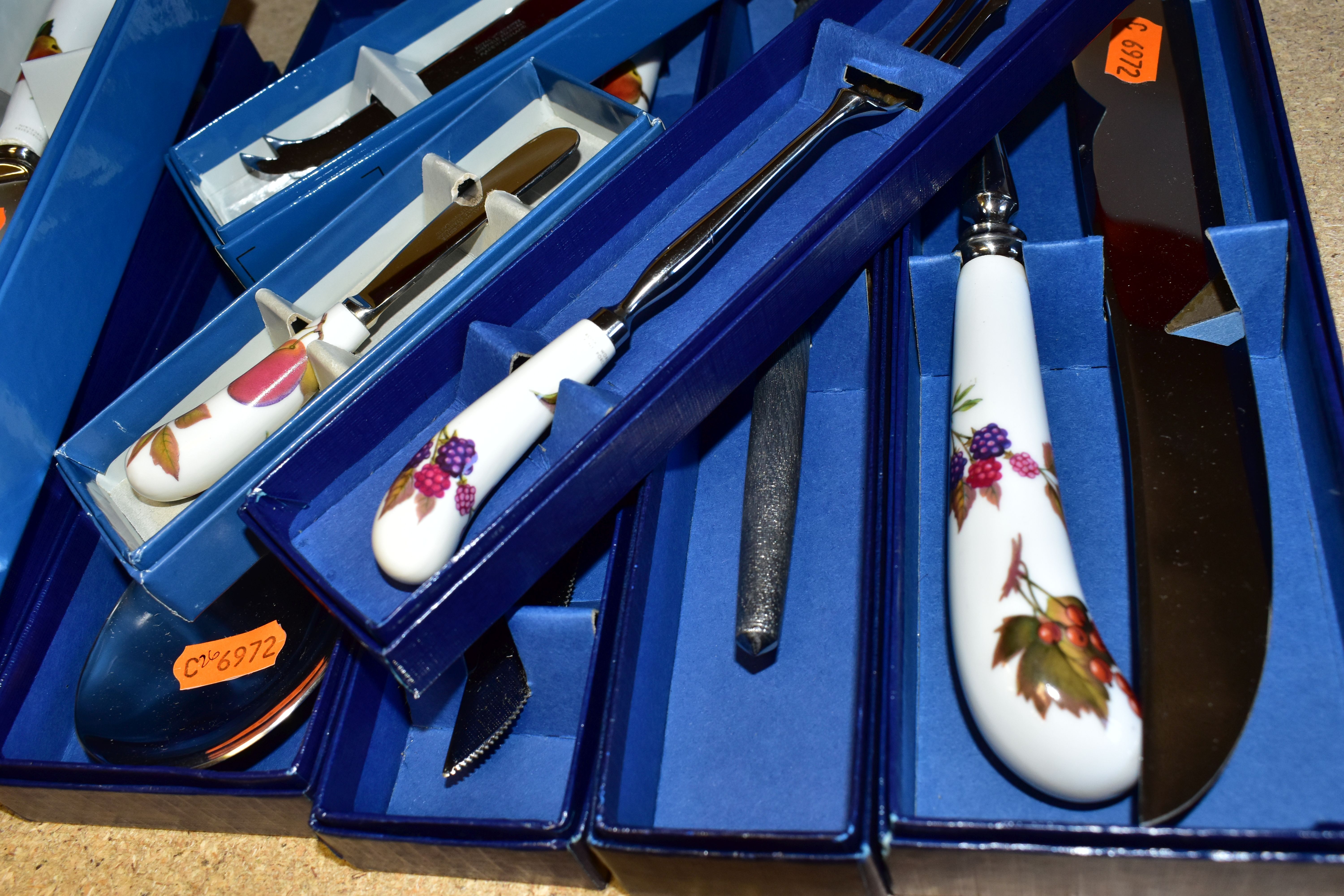 A COLLECTION OF ROYAL WORCESTER EGG CODDLERS AND BOXED FLATWARE, comprising boxed Royal Worcester ' - Image 2 of 4