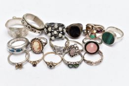 AN ASSORTMENT OF SILVER AND WHITE METAL RINGS, to include a silver and garnet ring, hallmarked