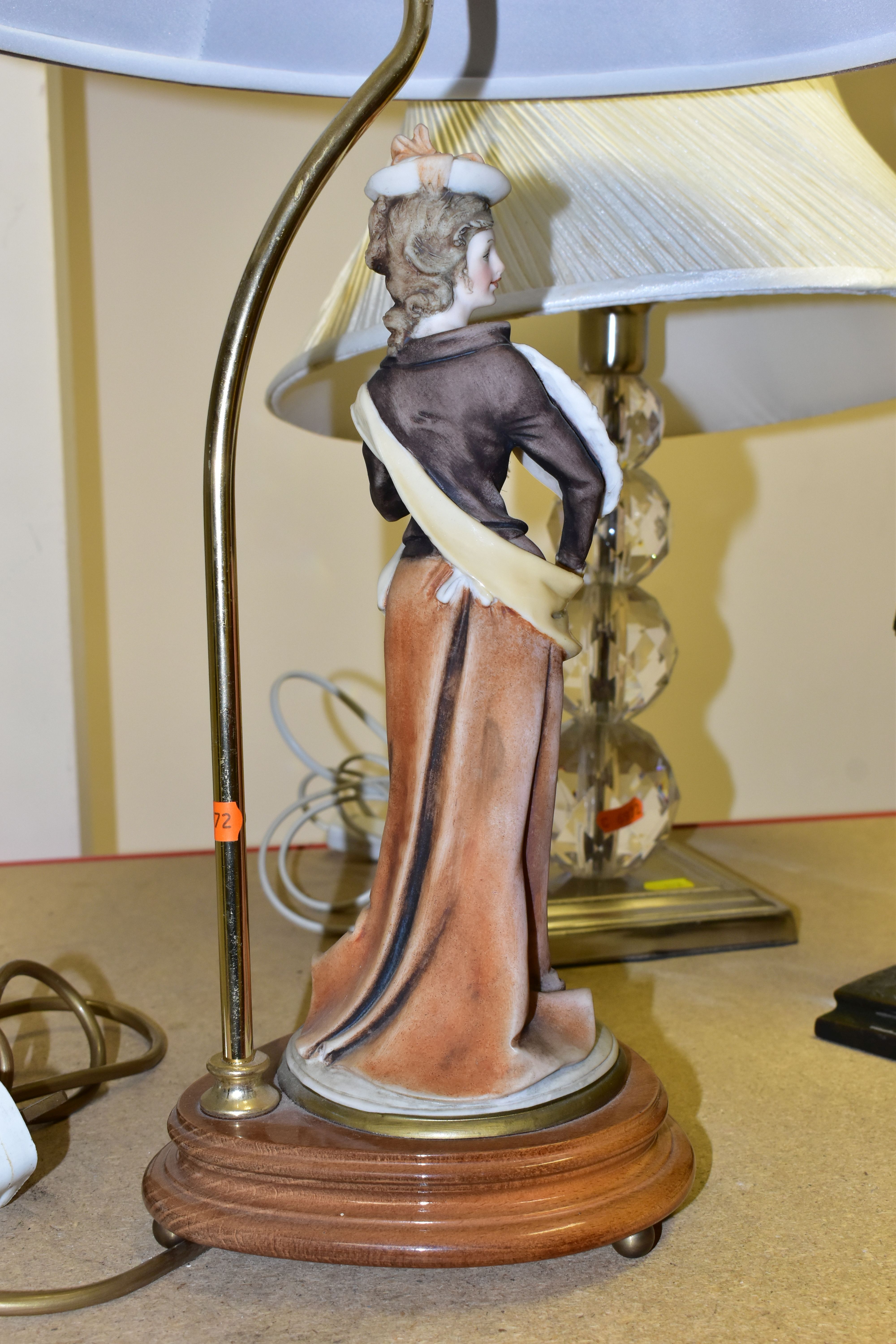 TWO TABLE LAMPS AND A PAIR OF BRONZED SCULPTURES, comprising a figural table lamp, height 45cm to - Bild 6 aus 7