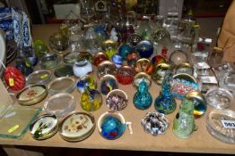 A QUANTITY OF DECORATIVE GLASS ORNAMENTS ETC, to include spherical paperweights, circular flat