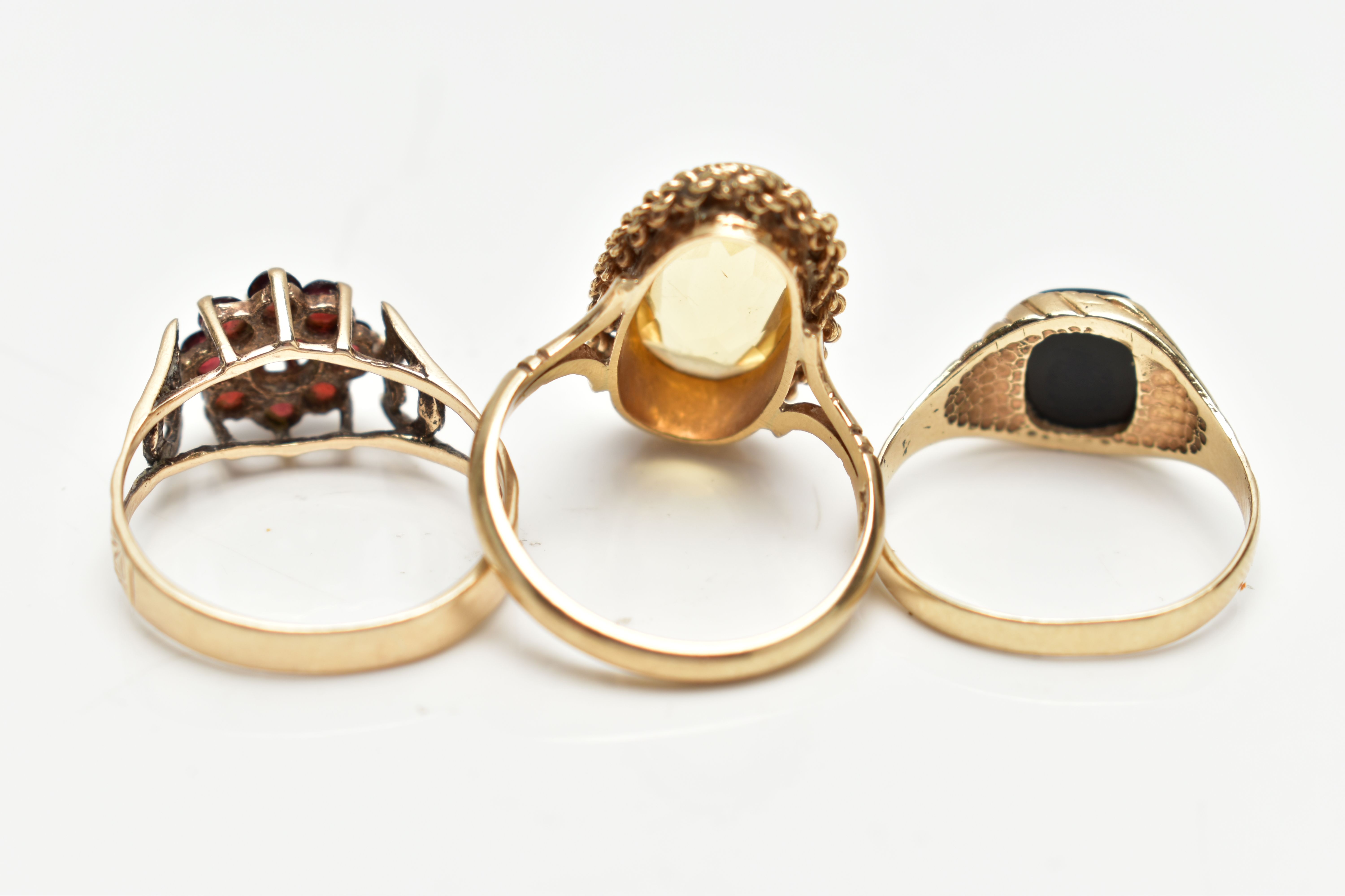 THREE 9CT GOLD RINGS, the first a yellow gold signet ring, set with a rectangular cut onyx stone, - Image 4 of 4