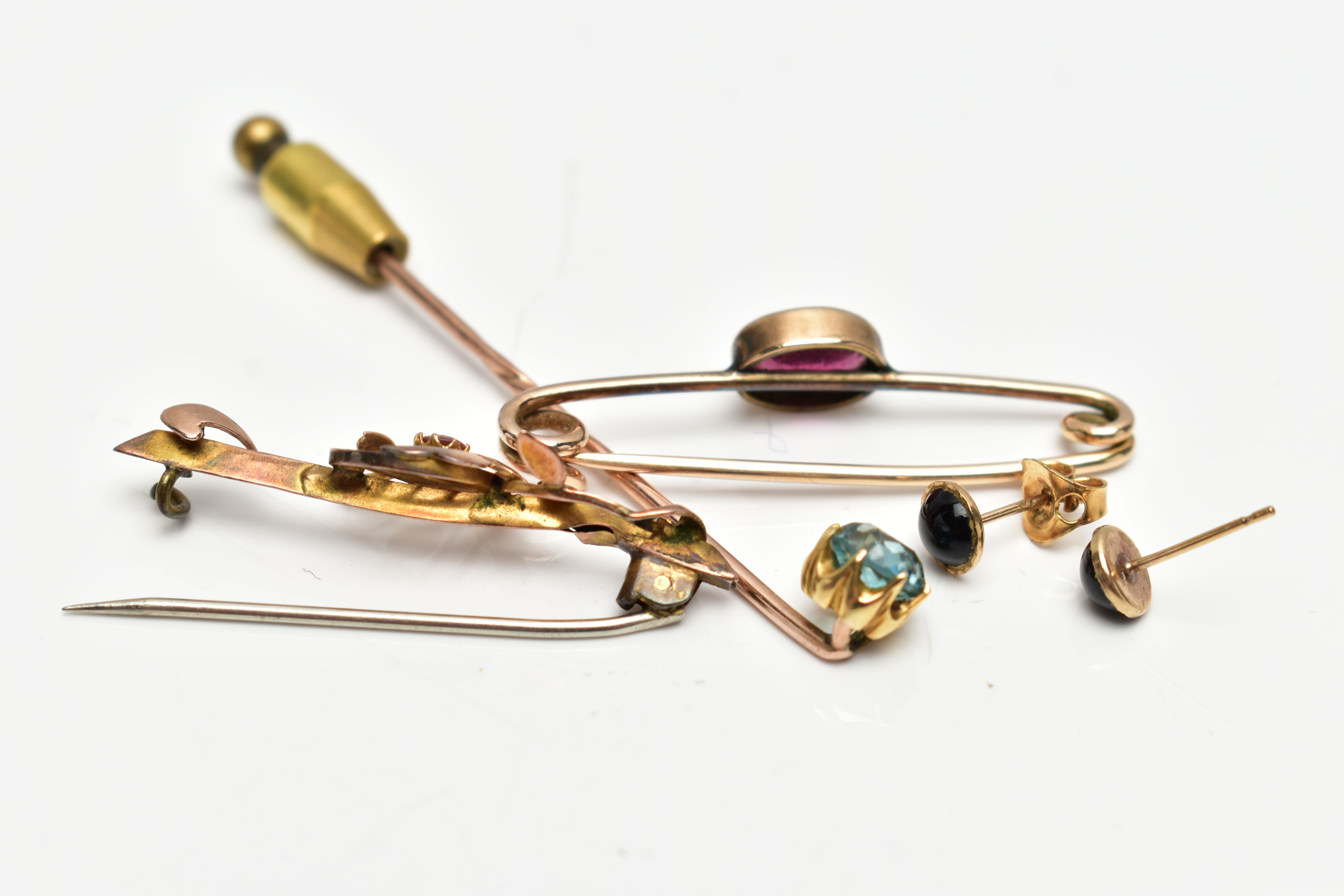 TWO BAR BROOCHES, A STICK PIN AND A PAIR OF STUD EARRINGS, to include an oval cut garnet bar brooch, - Image 4 of 4