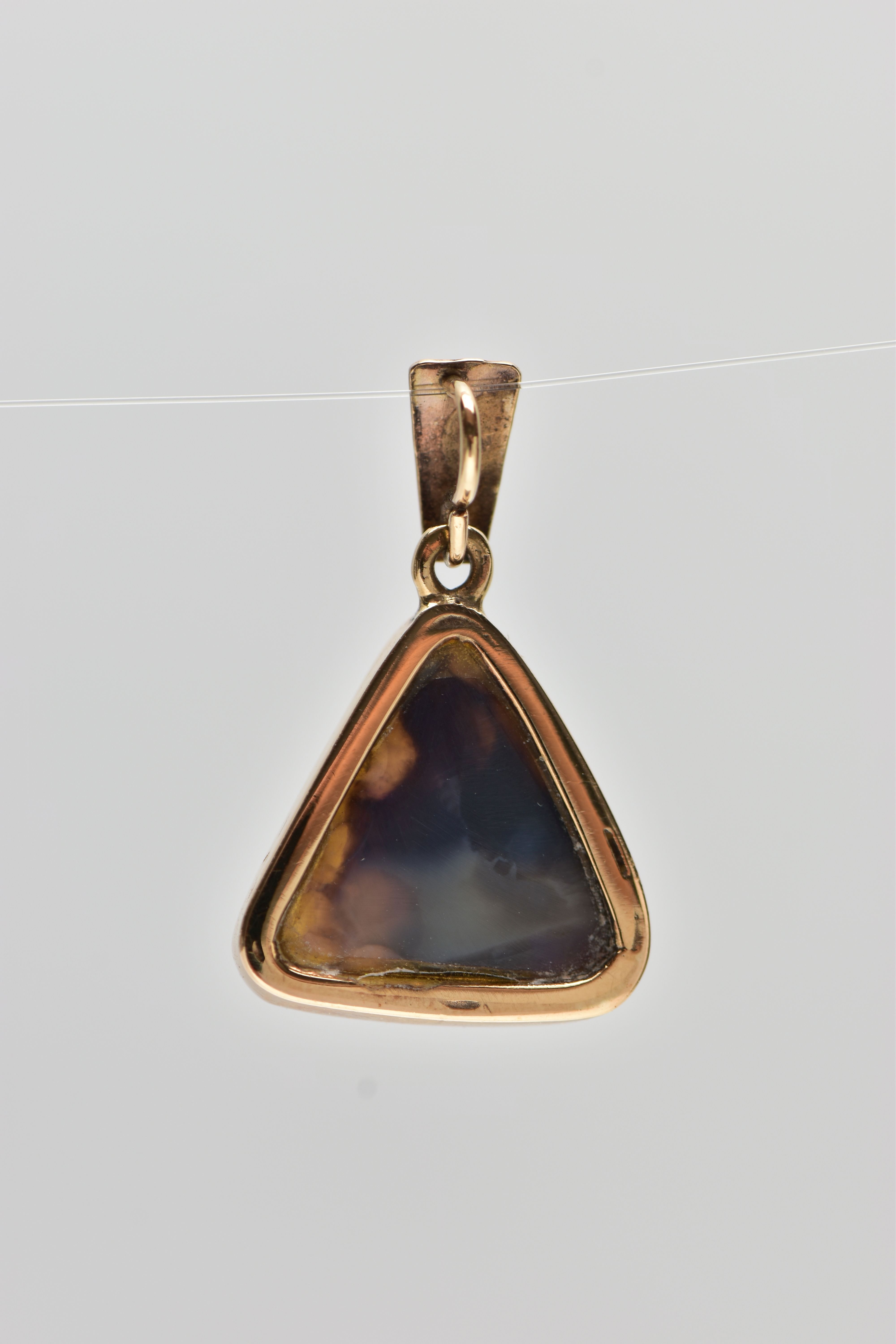 A YELLOW METAL OPAL PENDANT, of a triangular form, set with an opal cabochon displaying blues and - Image 2 of 2