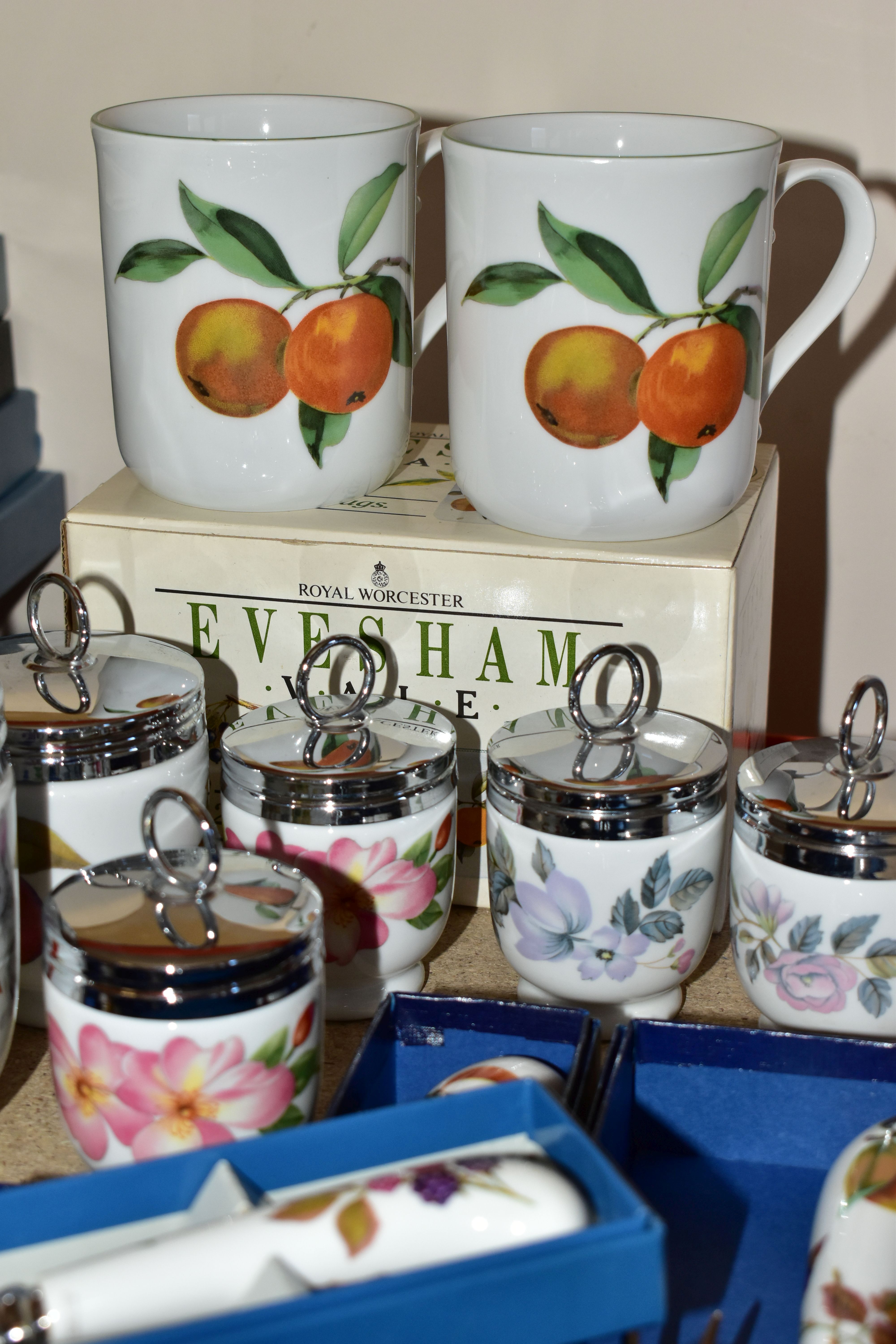 A COLLECTION OF ROYAL WORCESTER EGG CODDLERS AND BOXED FLATWARE, comprising boxed Royal Worcester ' - Image 4 of 4