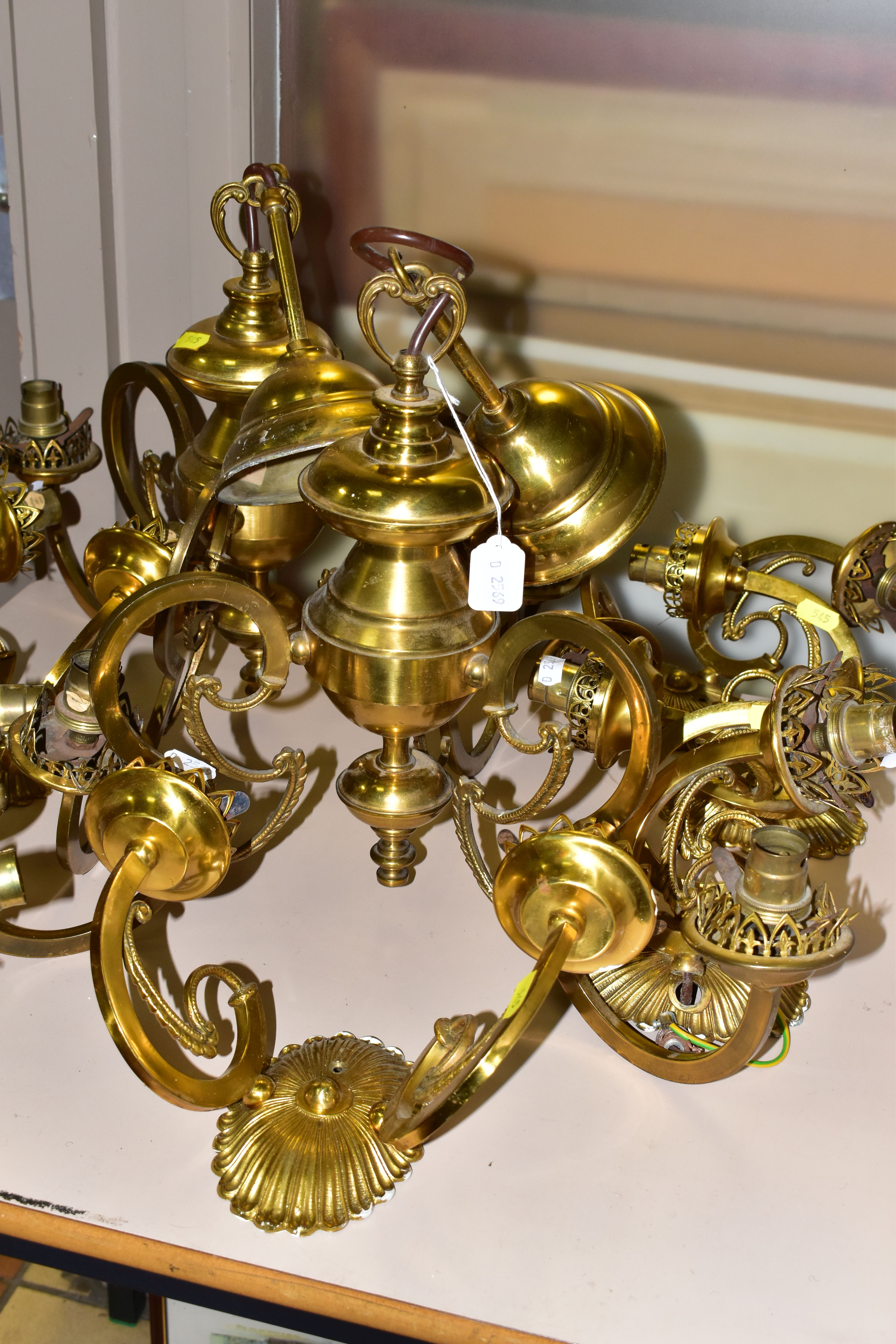 TWO 20TH CENTURY BRASS THREE BRANCHED CHANDELIERS WITH SIX TWIN BRANCHED WALL LIGHTS, together - Bild 7 aus 8