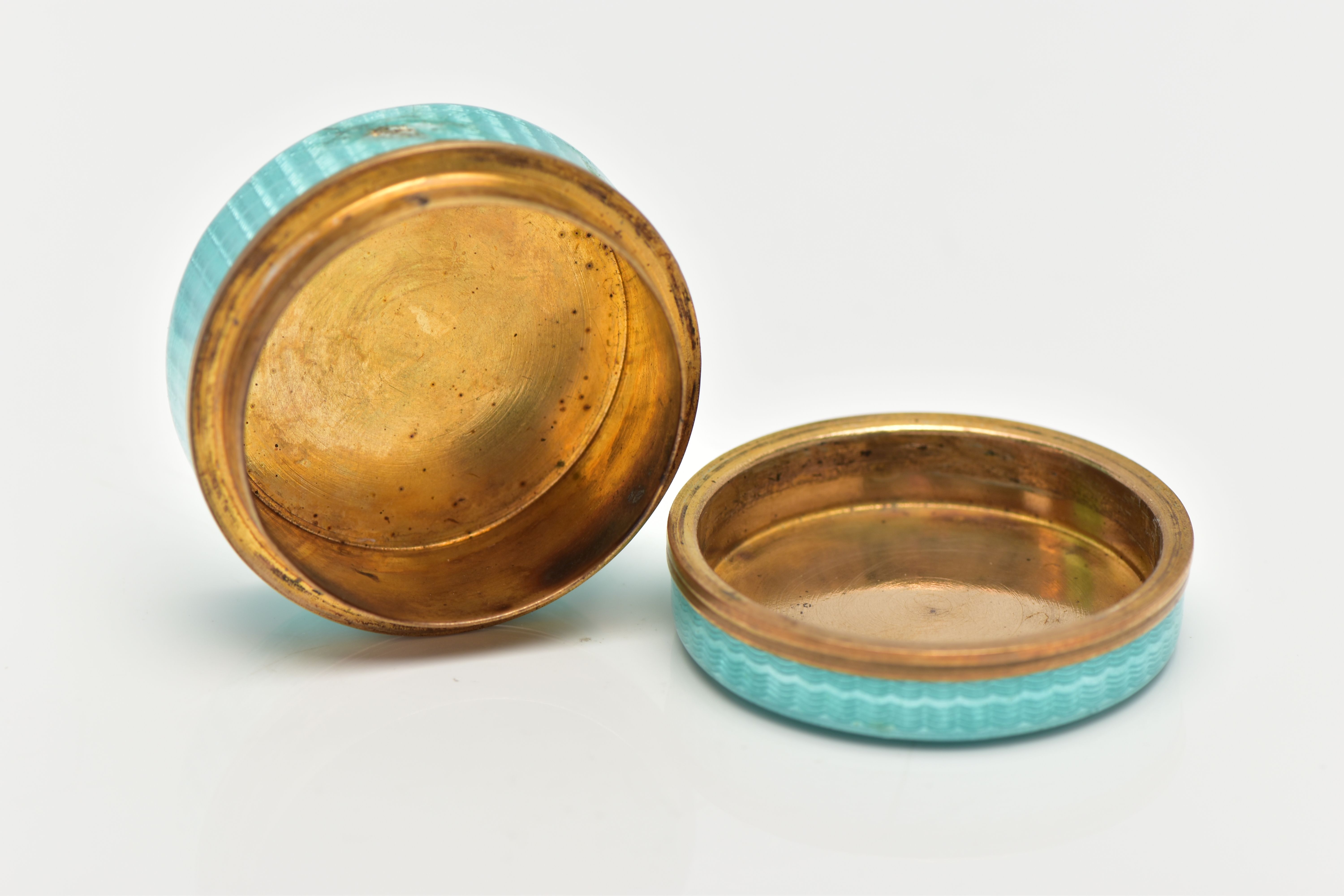 A ROUND GUILLOCHE ENAMEL TRINKET BOX, small circular box decorated with a teal guilloche enamel, - Image 4 of 5