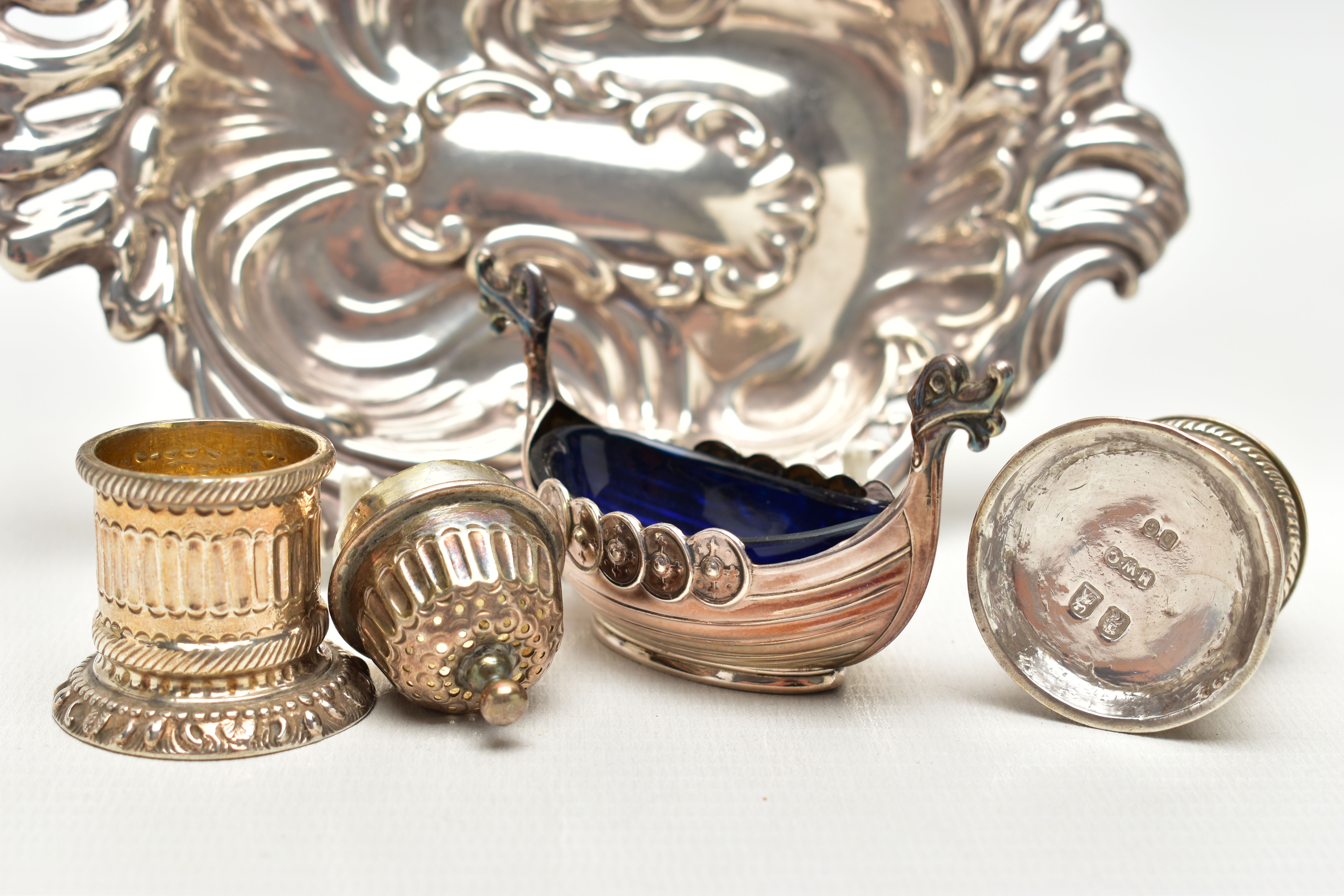 AN ASSORTMENT OF SILVER AND WHITE METAL ITEMS, to include a pair of Britania silver pepperettes, - Image 3 of 5