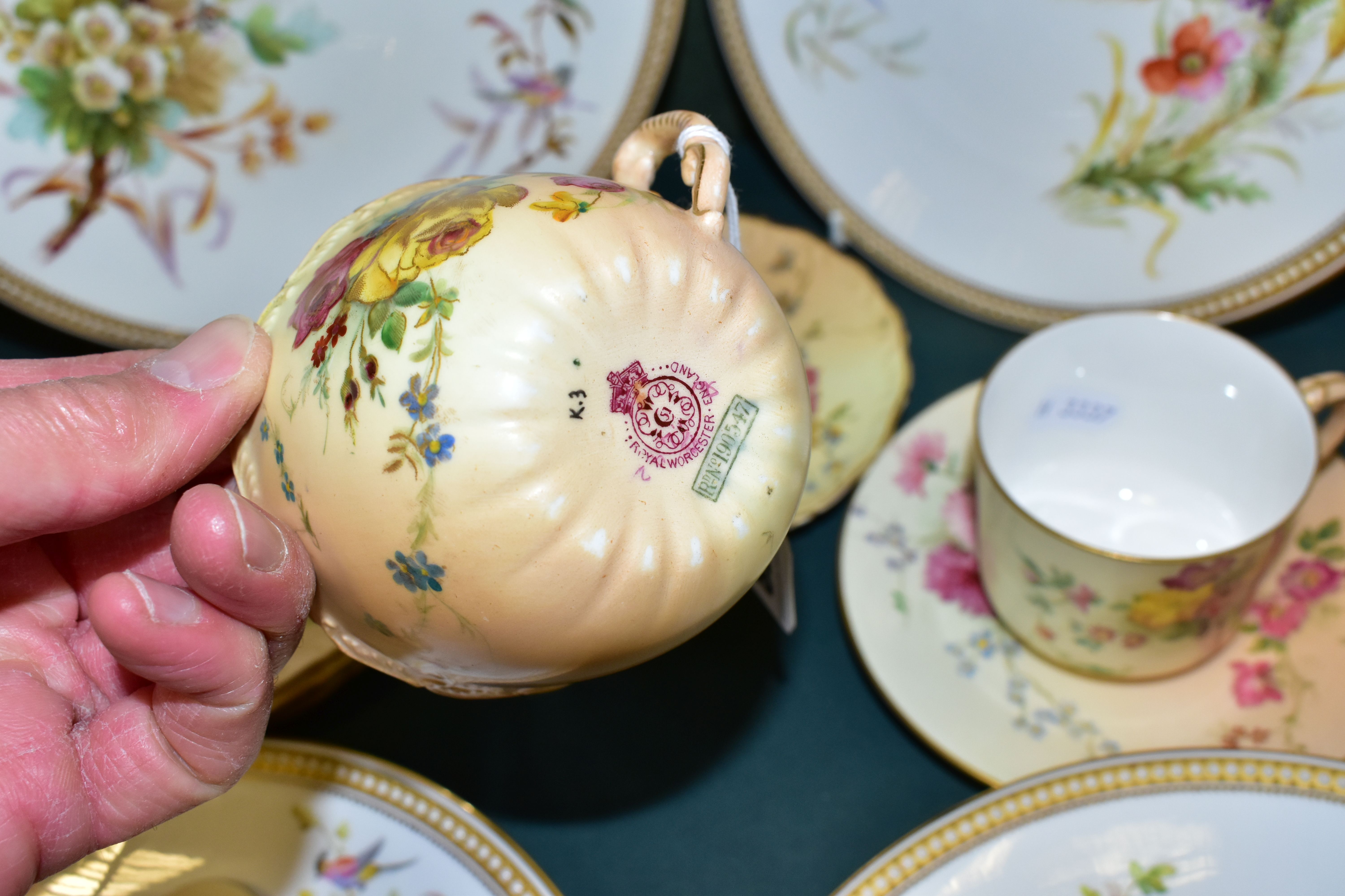 A GROUP OF ROYAL WORCESTER PORCELAIN, comprising four nineteenth century plates hand painted with - Image 7 of 8