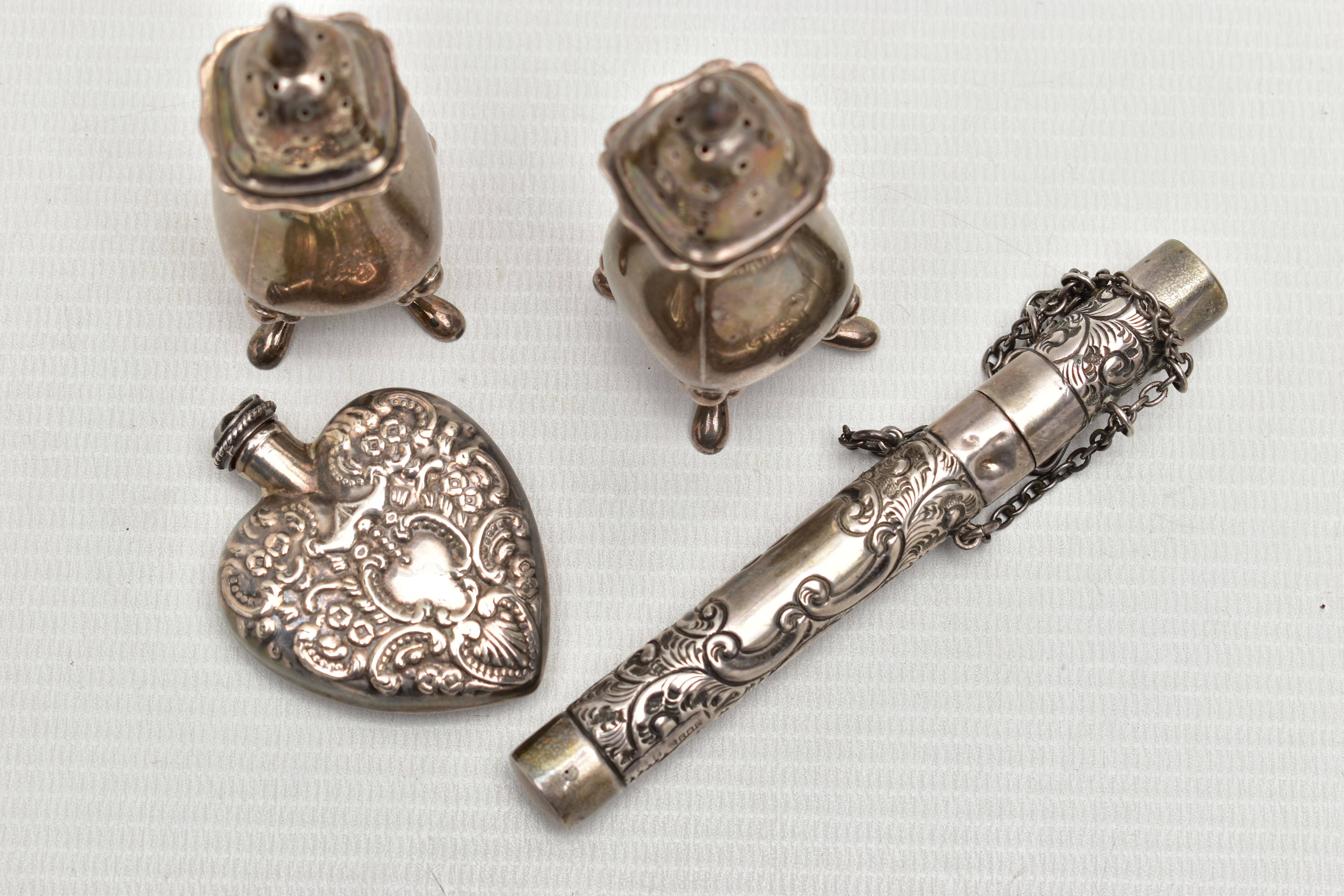 AN EARLY 20TH CENTURY SILVER CHATALIANE THERMOMETER CASE AND OTHER ITEMS, decorated with a scrolling - Image 2 of 4