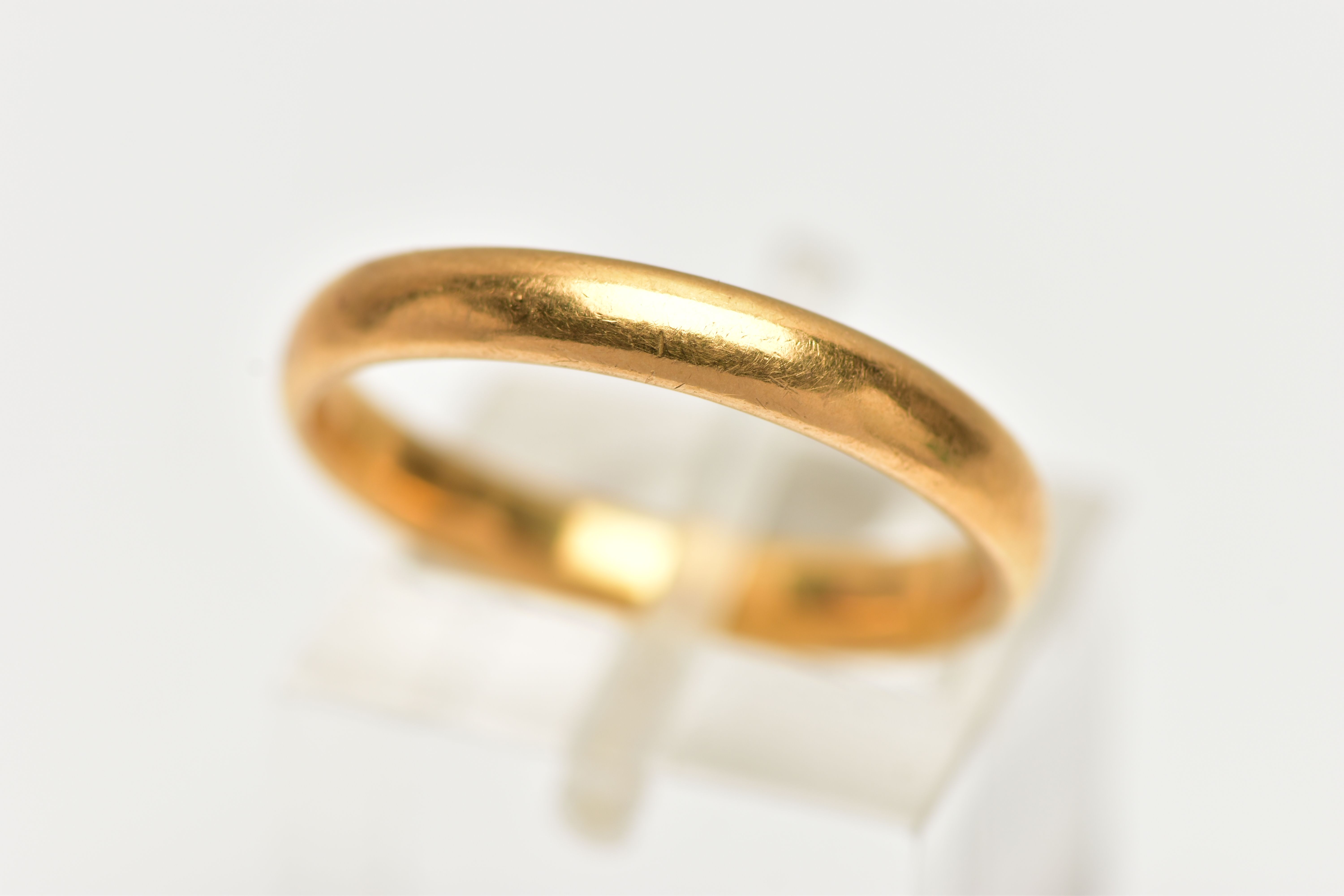 A 22CT YELLOW GOLD BAND RING, polished band, approximate band width 3.2mm, hallmarked 22ct London