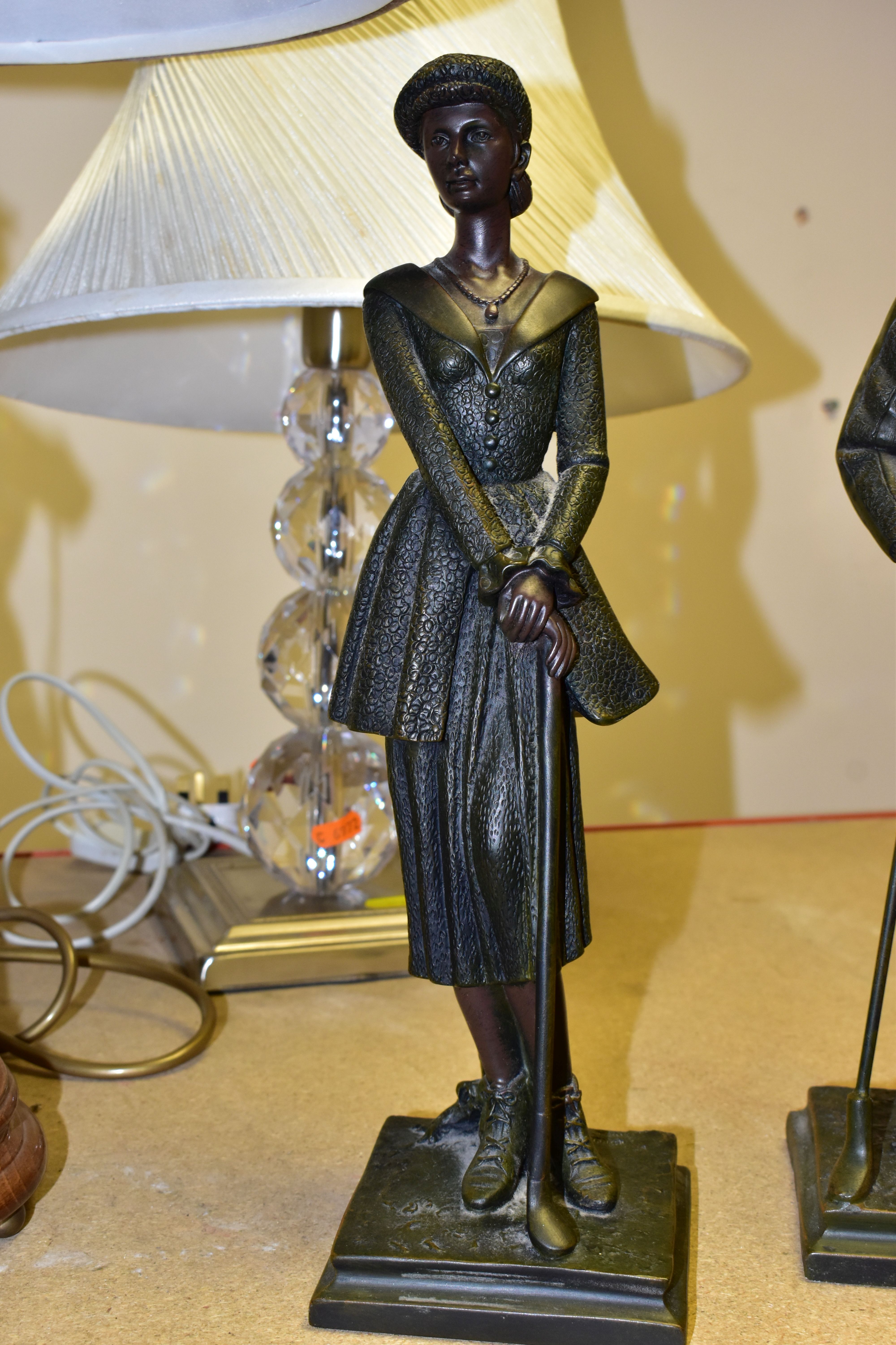 TWO TABLE LAMPS AND A PAIR OF BRONZED SCULPTURES, comprising a figural table lamp, height 45cm to - Bild 3 aus 7