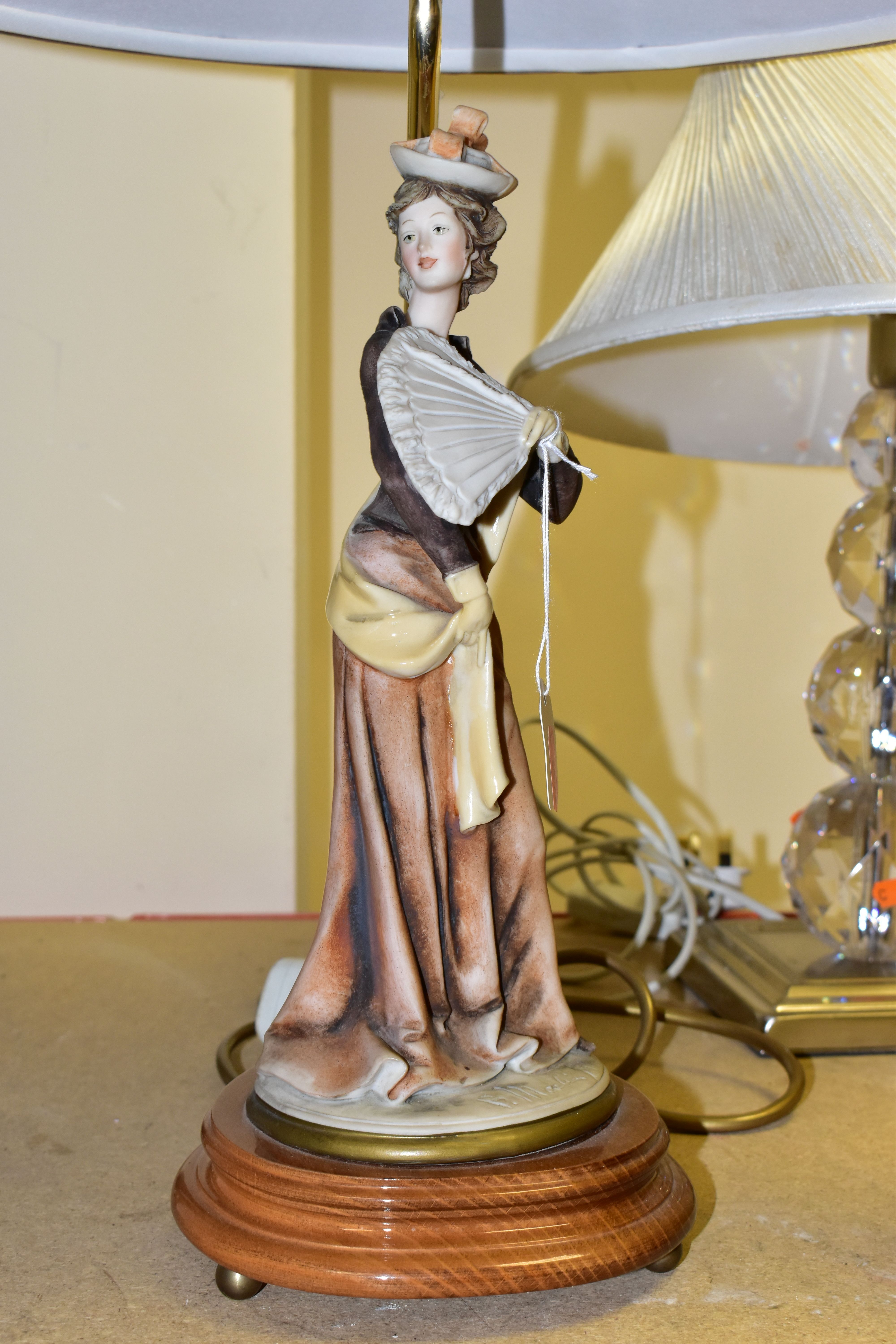 TWO TABLE LAMPS AND A PAIR OF BRONZED SCULPTURES, comprising a figural table lamp, height 45cm to - Bild 2 aus 7