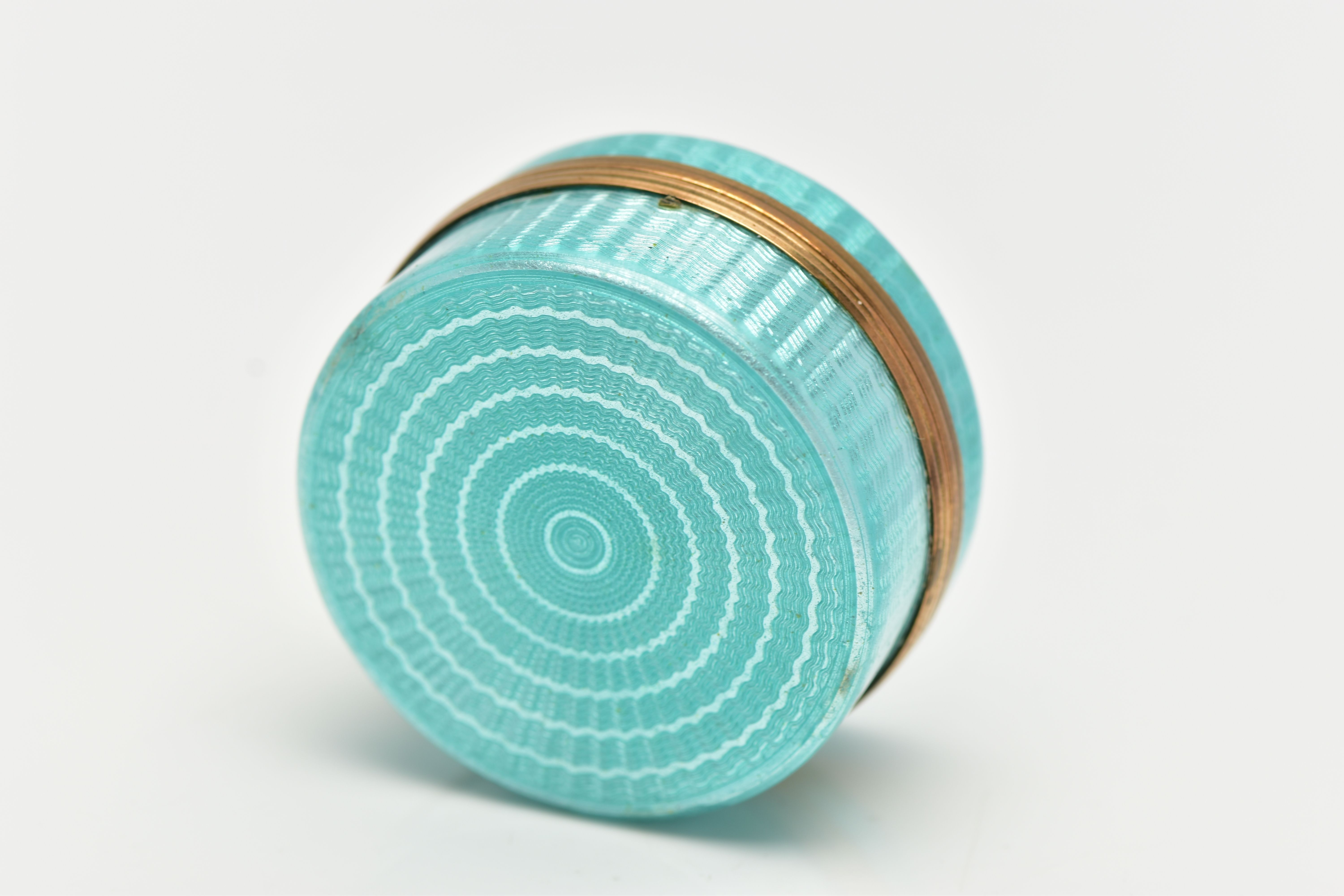 A ROUND GUILLOCHE ENAMEL TRINKET BOX, small circular box decorated with a teal guilloche enamel, - Image 3 of 5