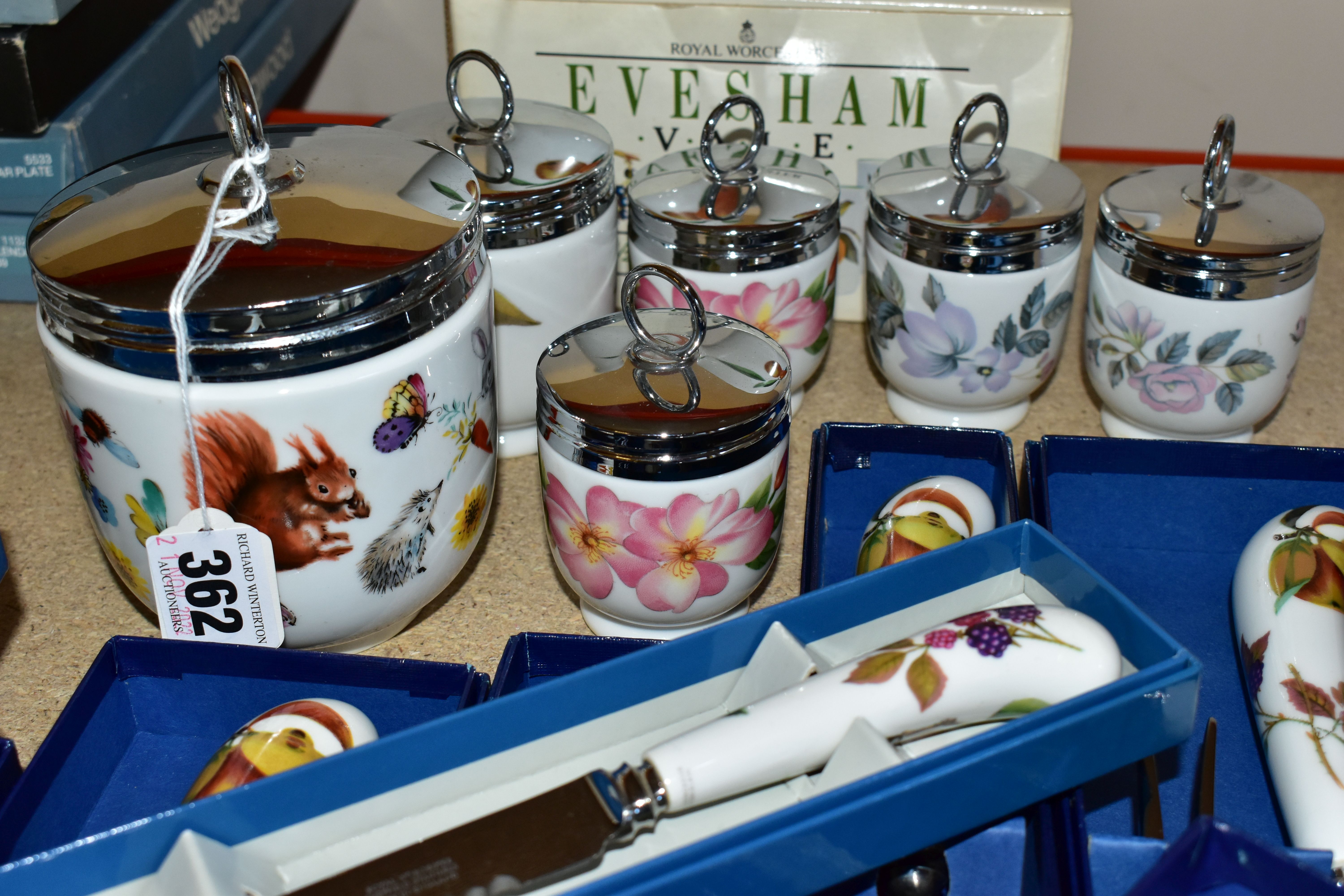 A COLLECTION OF ROYAL WORCESTER EGG CODDLERS AND BOXED FLATWARE, comprising boxed Royal Worcester ' - Image 3 of 4