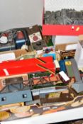 A QUANTITY OF BOXED AND UNBOXED OO GAUGE MODEL RAILWAY ITEMS, to include boxed Hornby A3 class