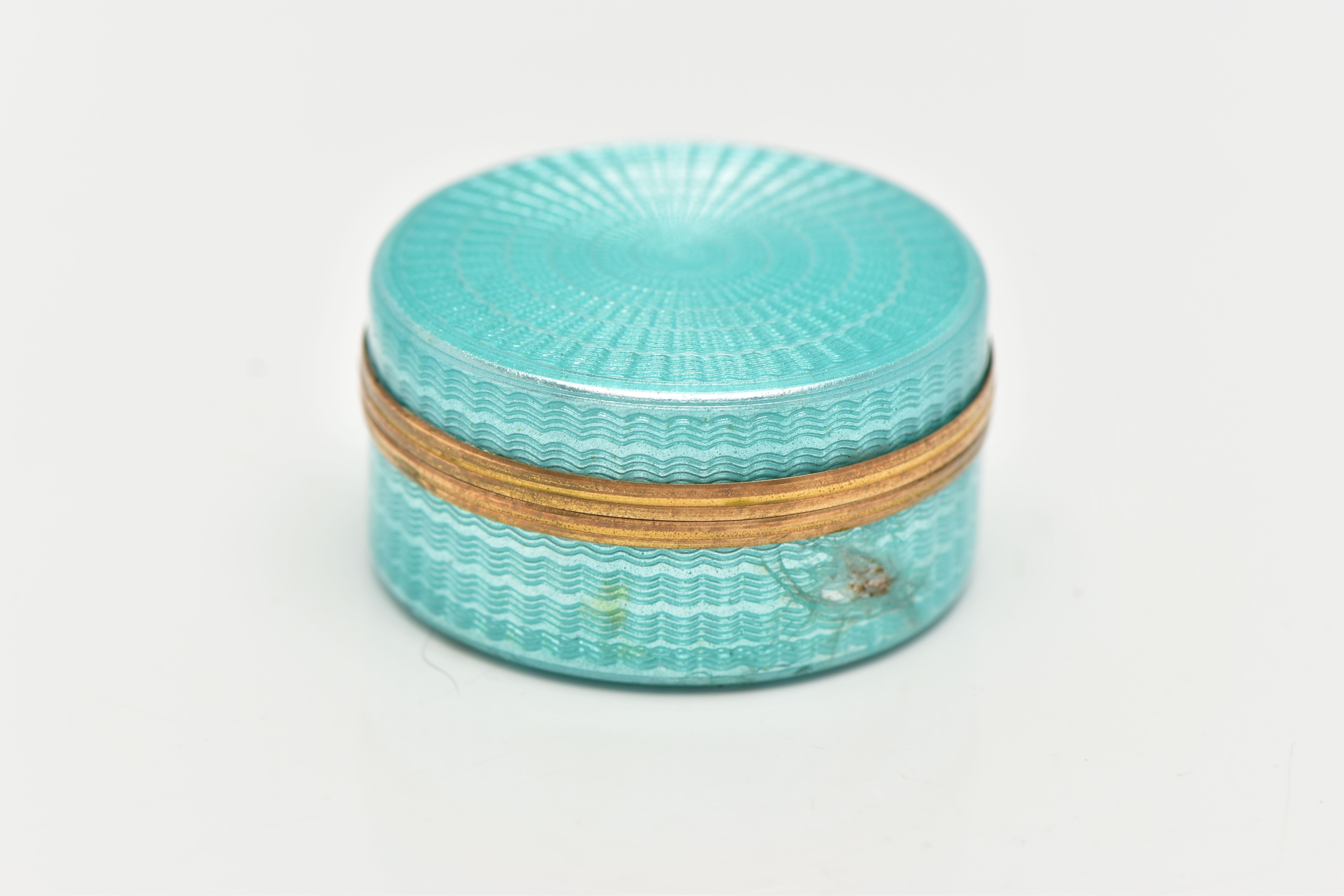 A ROUND GUILLOCHE ENAMEL TRINKET BOX, small circular box decorated with a teal guilloche enamel,