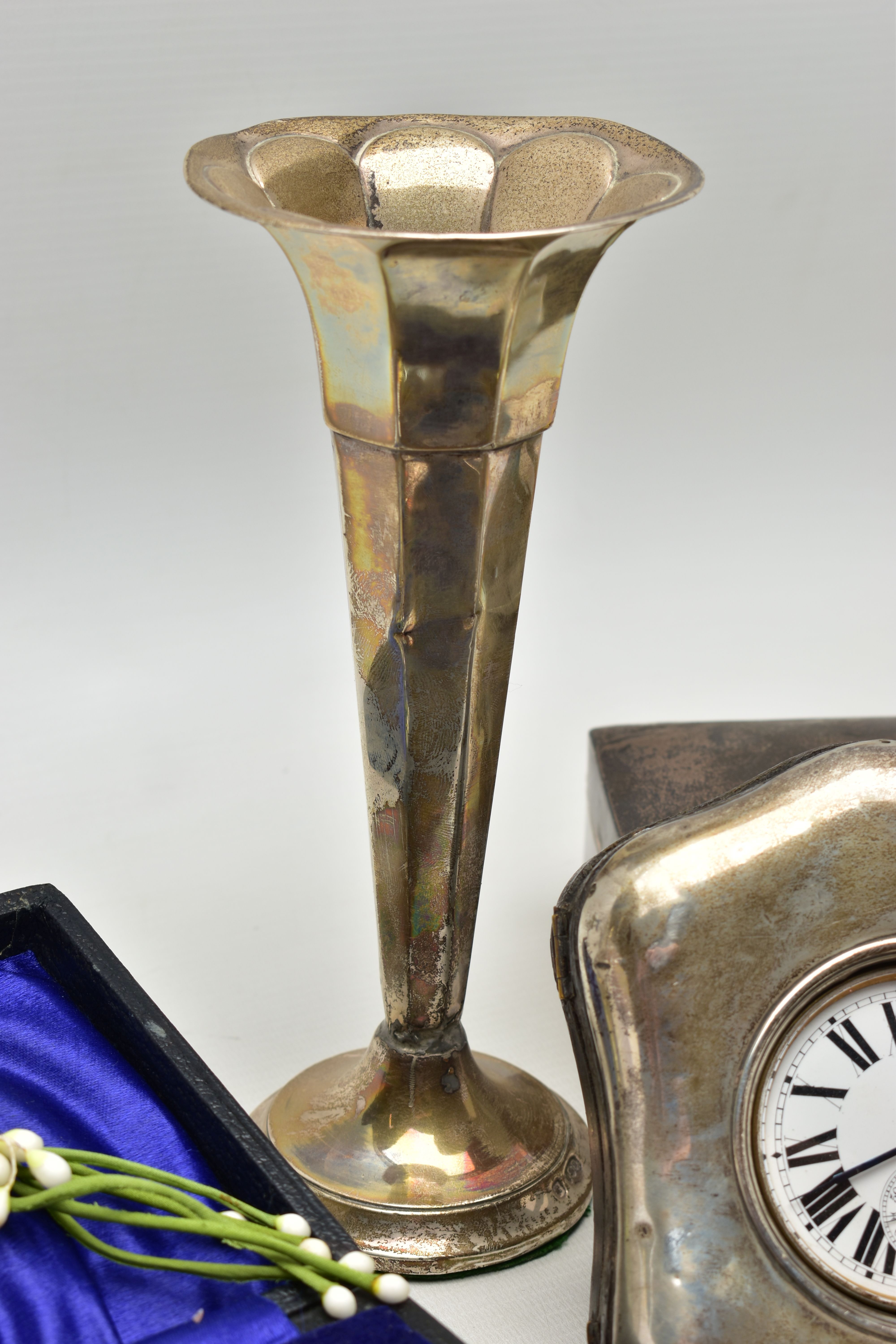 A PARCEL OF LATE 19TH AND 20TH CENTURY SILVER, comprising two mother of pearl handled folding - Image 11 of 16