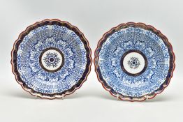 A PAIR OF LATE 18TH CENTURY WORCESTER FLIGHT PERIOD ROYAL LILY PATTERN SOUP PLATES, iron red wavy