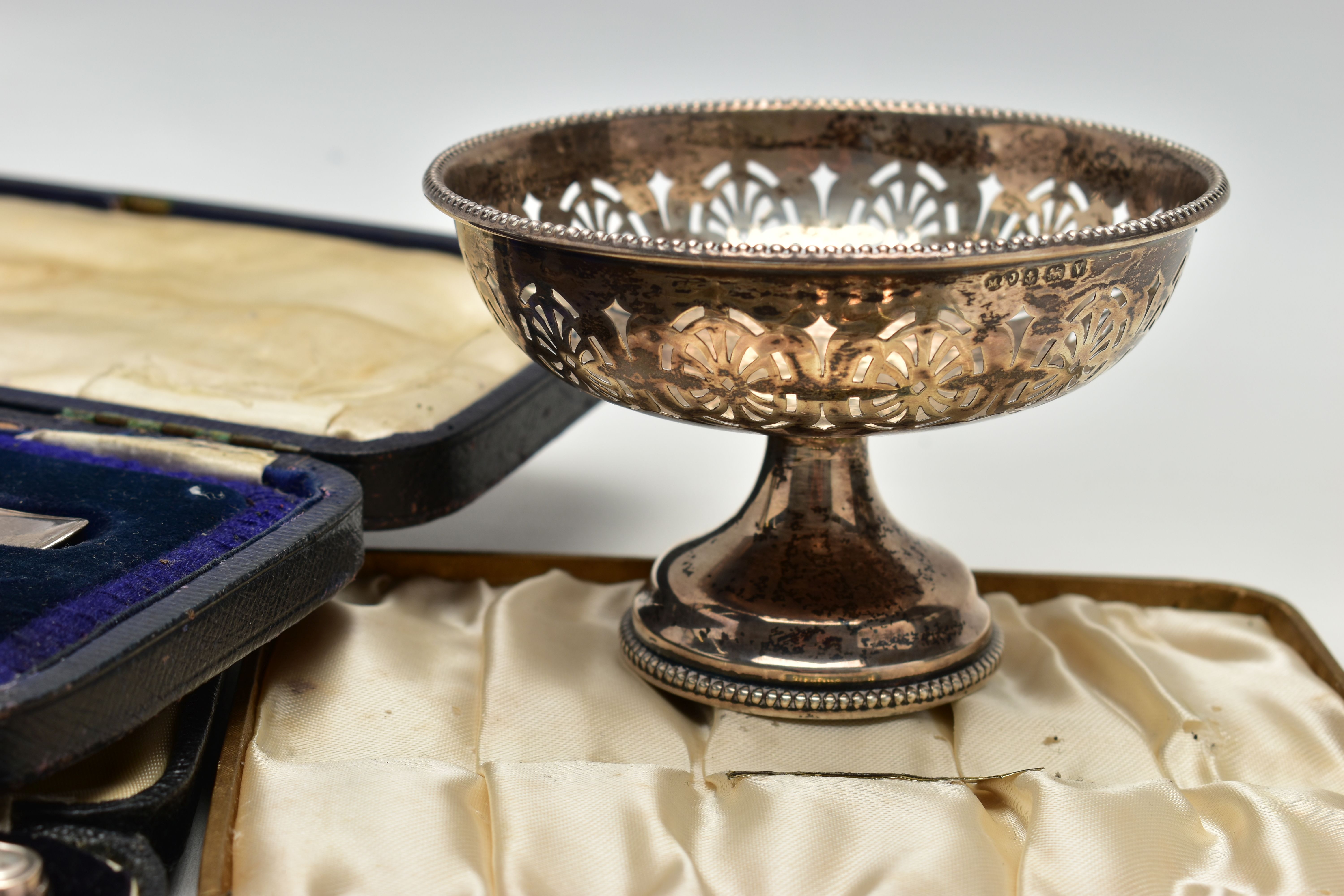 A GROUP OF CASED AND LOOSE SILVER, comprising a rectangular photograph frame, engine turned - Image 7 of 9