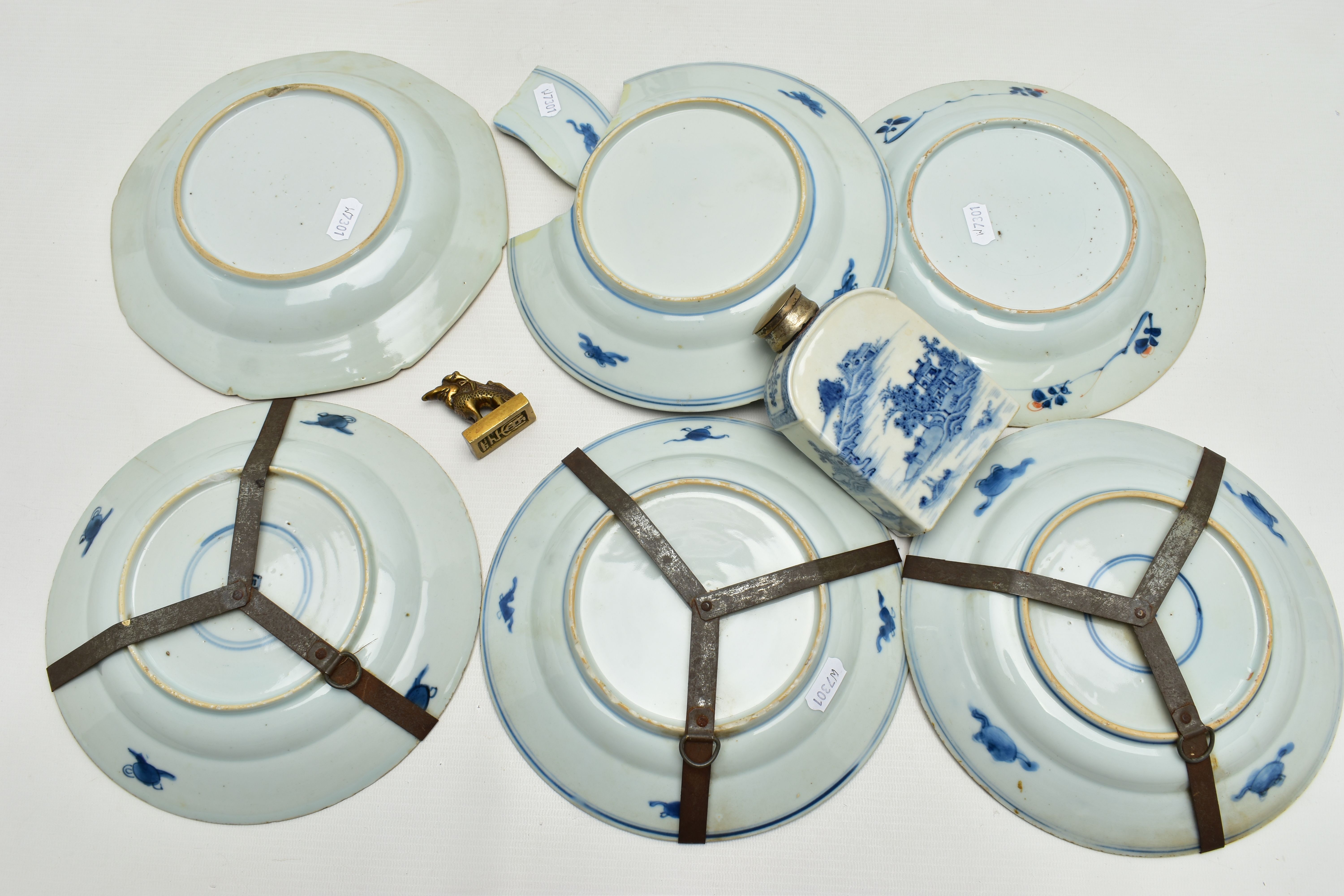 A GROUP OF LATE 18TH AND 19TH CENTURY CHINESE PORCELAIN, comprising an 18th century blue and white - Image 11 of 11