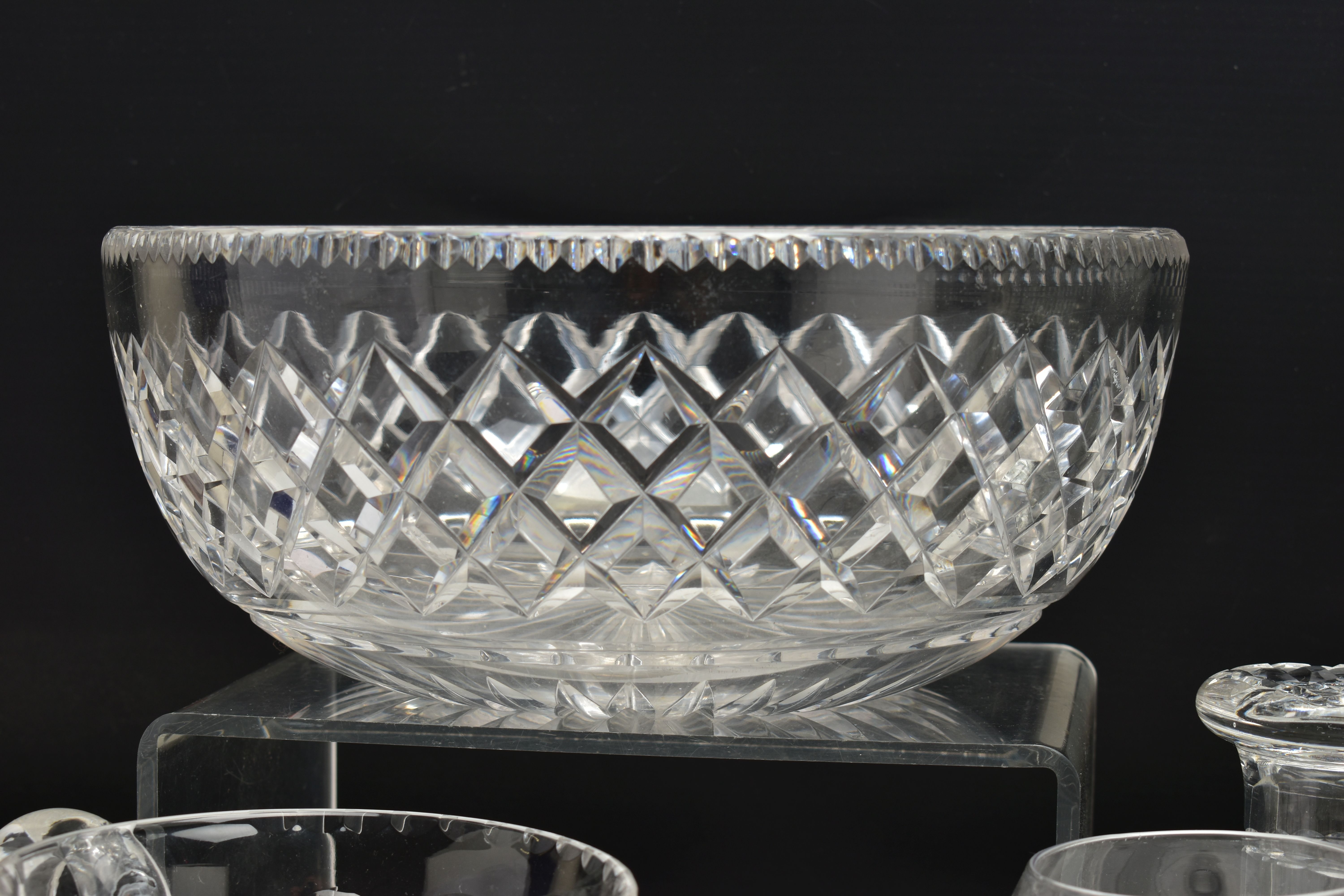 A GROUP OF CUT CRYSTAL AND GLASSWARE, comprising five cut crystal whisky glasses, five cut crystal - Image 6 of 18